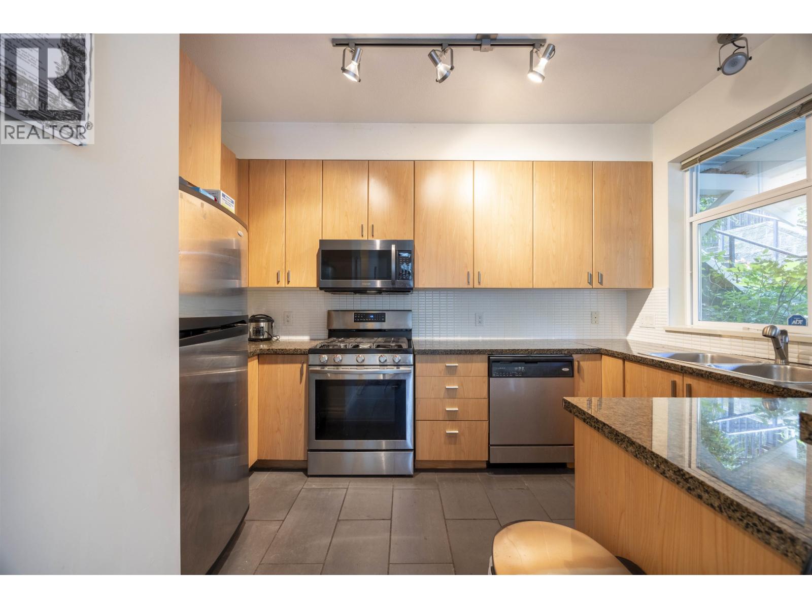46 6878 Southpoint Drive, Burnaby, British Columbia  V3N 5E4 - Photo 11 - R3050834
