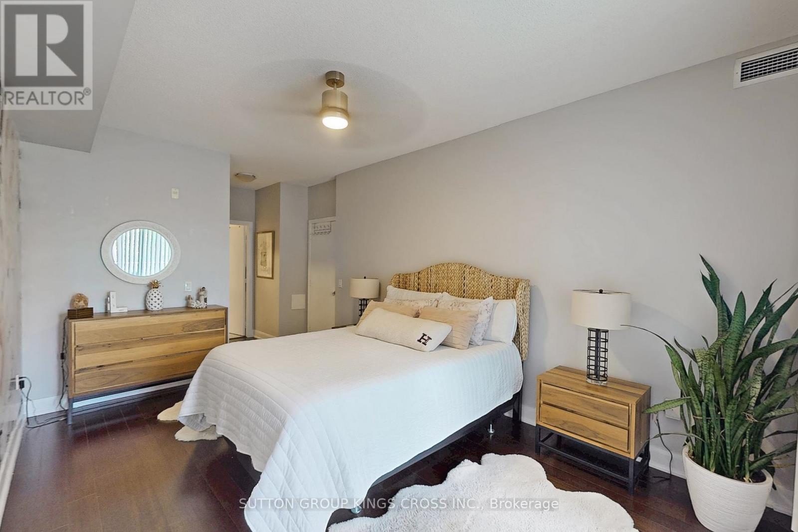201 - 2470 Prince Michael Drive, Oakville, Ontario  L6H 0G9 - Photo 12 - W12396679