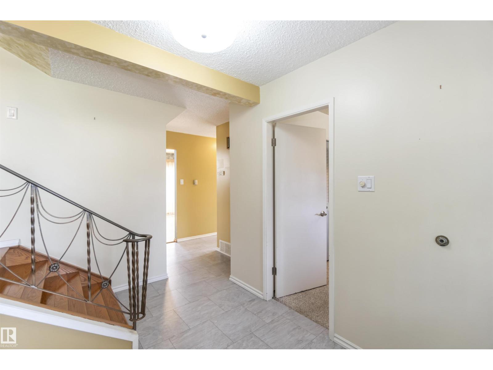 1412 Knottwood Rd E Nw, Edmonton, Alberta  T6K 2J9 - Photo 5 - E4458988