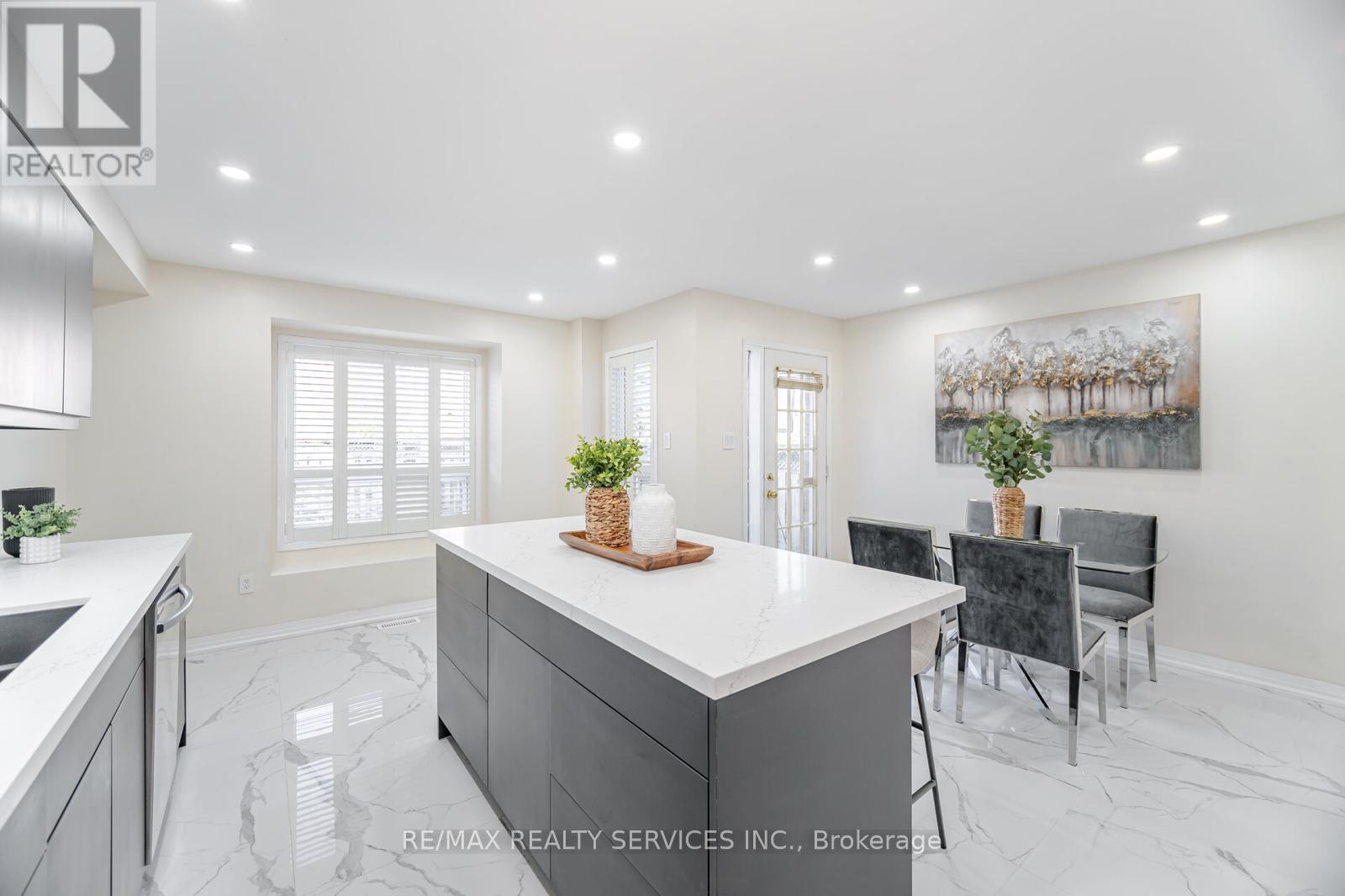 5935 Churchill Meadows Boulevard, Mississauga, Ontario  L5M 6Y4 - Photo 14 - W12420132