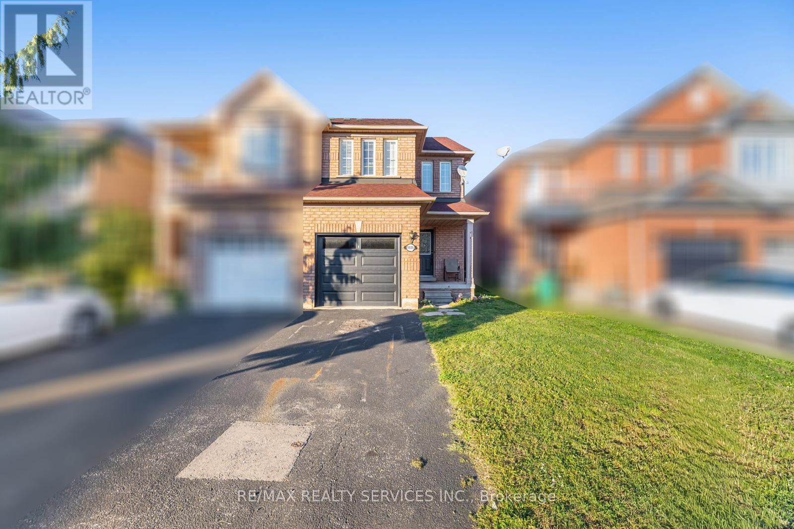 5935 Churchill Meadows Boulevard, Mississauga, Ontario  L5M 6Y4 - Photo 2 - W12420132