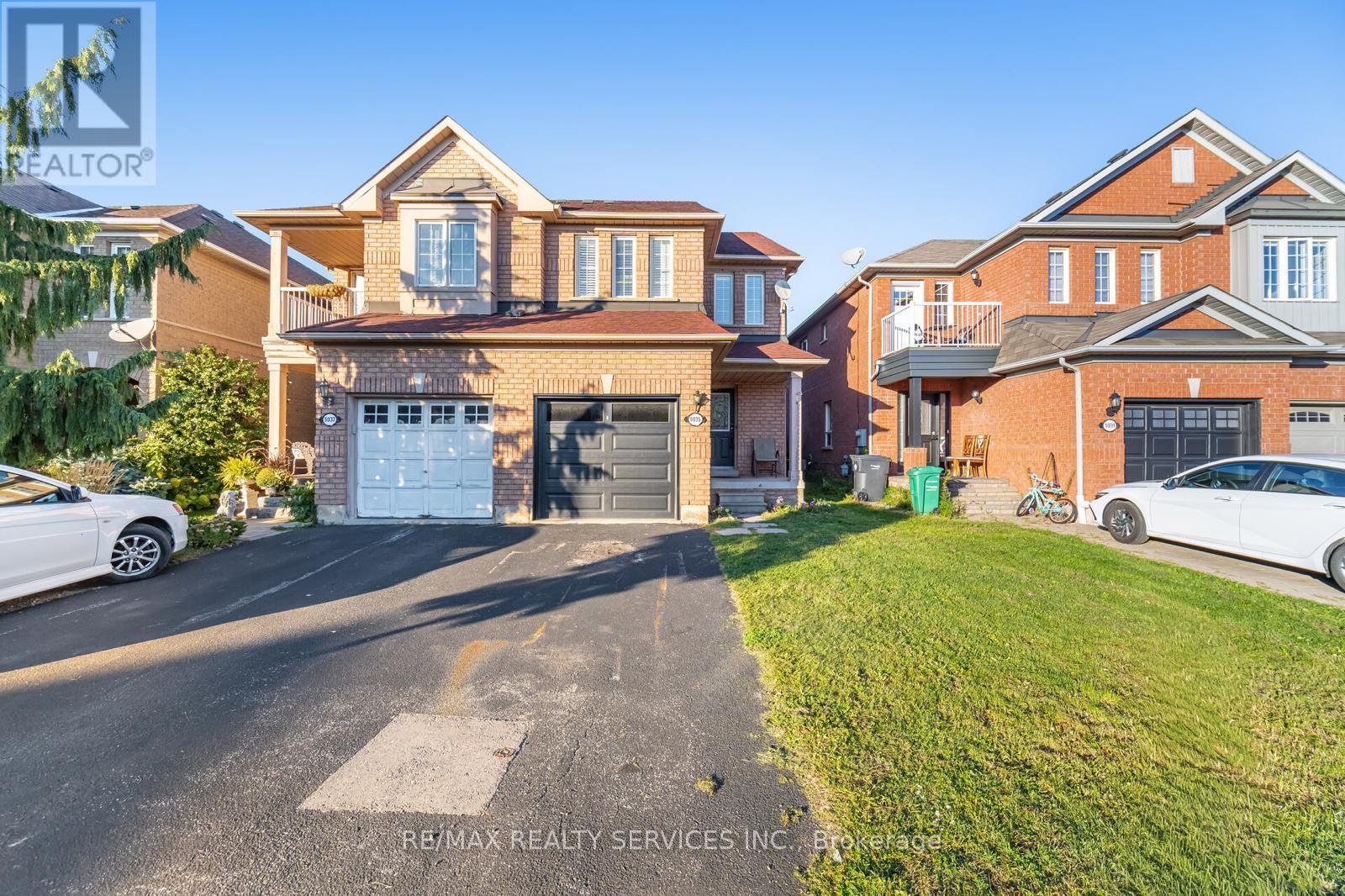 5935 Churchill Meadows Boulevard, Mississauga, Ontario  L5M 6Y4 - Photo 3 - W12420132