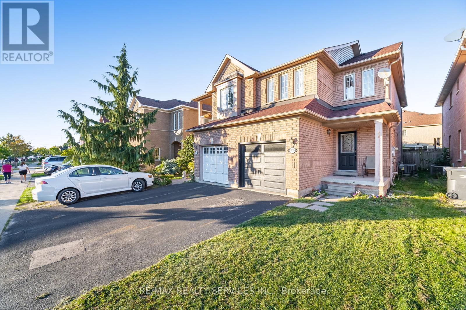 5935 Churchill Meadows Boulevard, Mississauga, Ontario  L5M 6Y4 - Photo 4 - W12420132