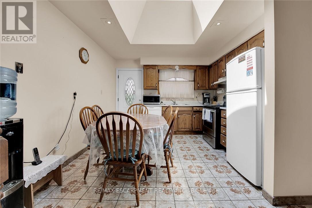 45 Juniper Drive, Hamilton, Ontario  L8E 4C7 - Photo 12 - X12420123