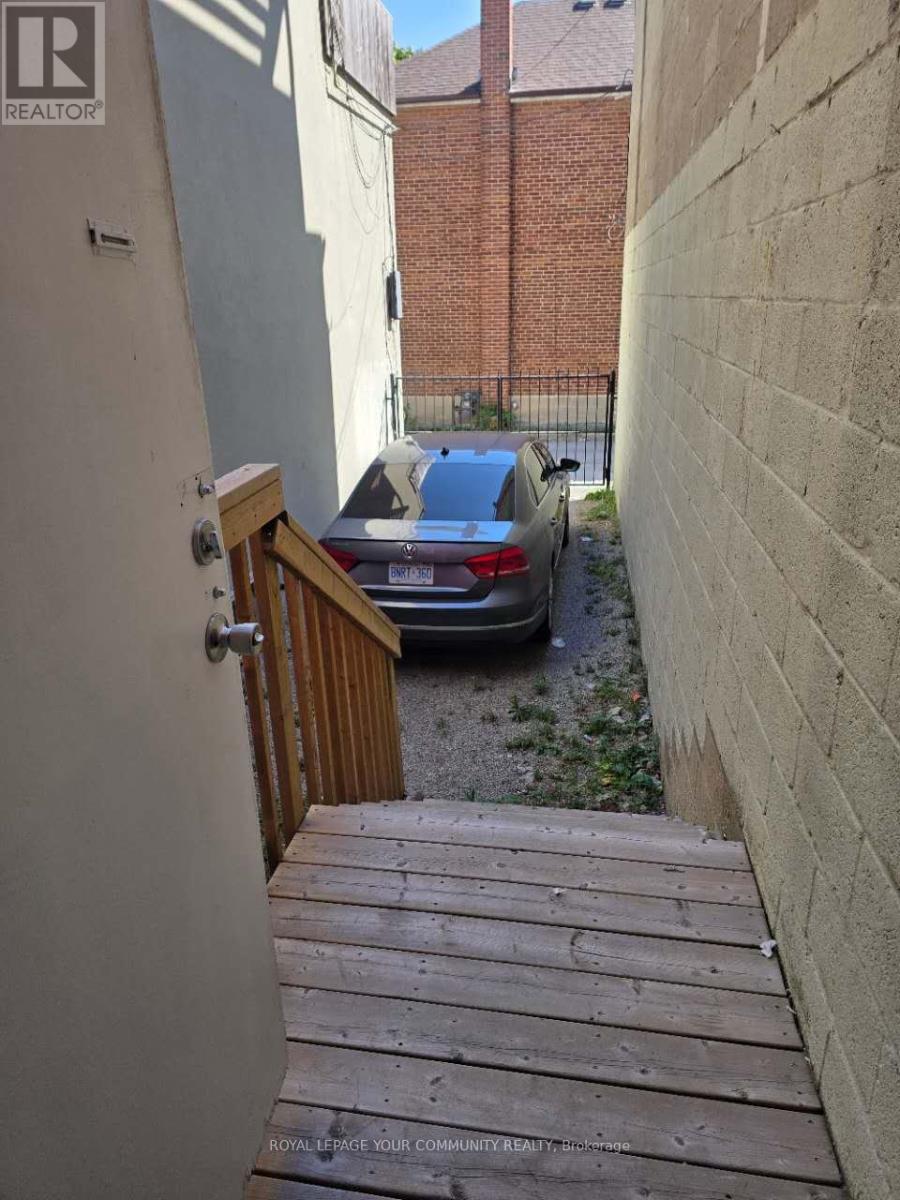 1003 Eglinton Avenue W, Toronto, Ontario  M5C 2C7 - Photo 8 - C12420158