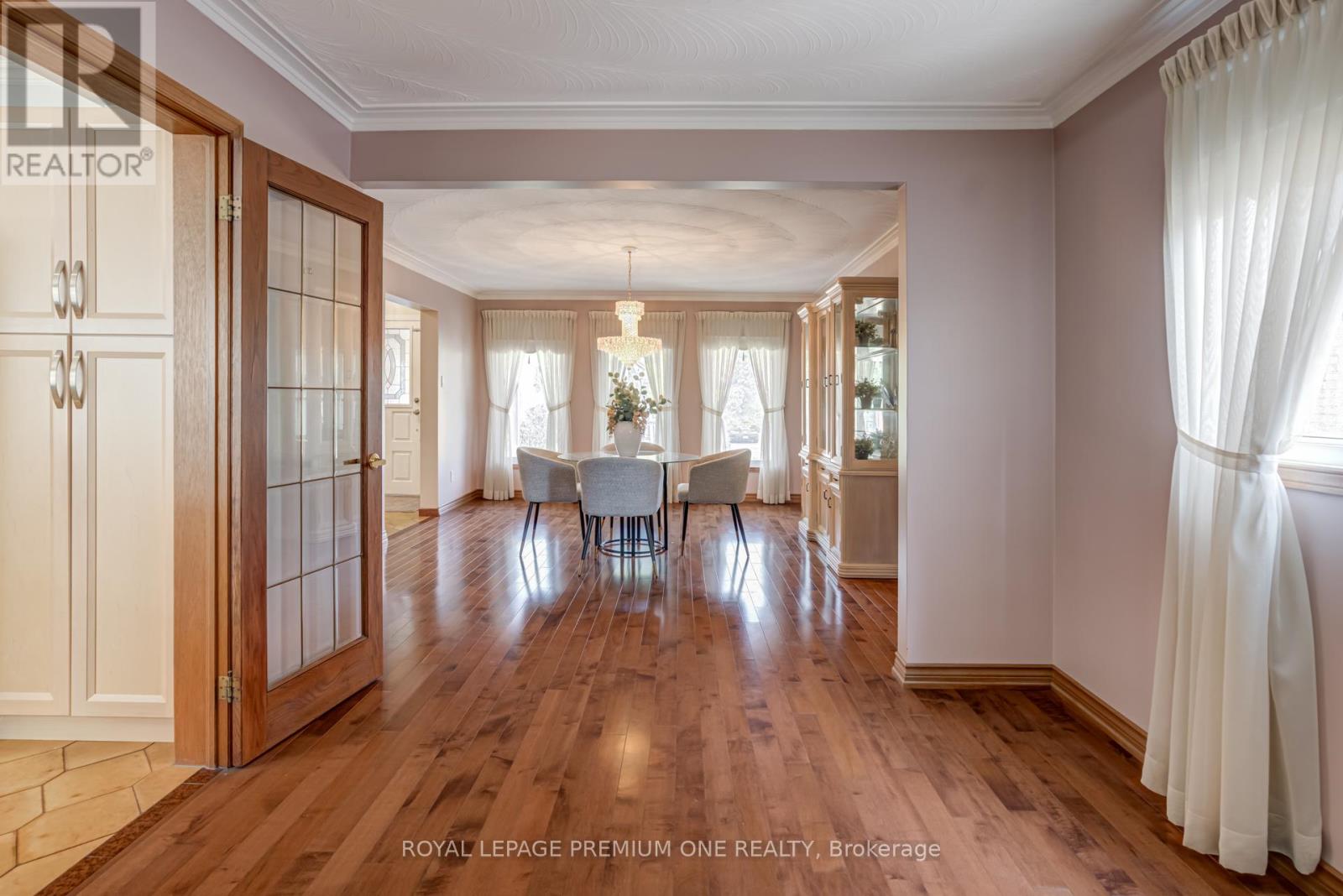 41 Whitley Avenue, Toronto, Ontario  M3K 1A1 - Photo 11 - W12417098