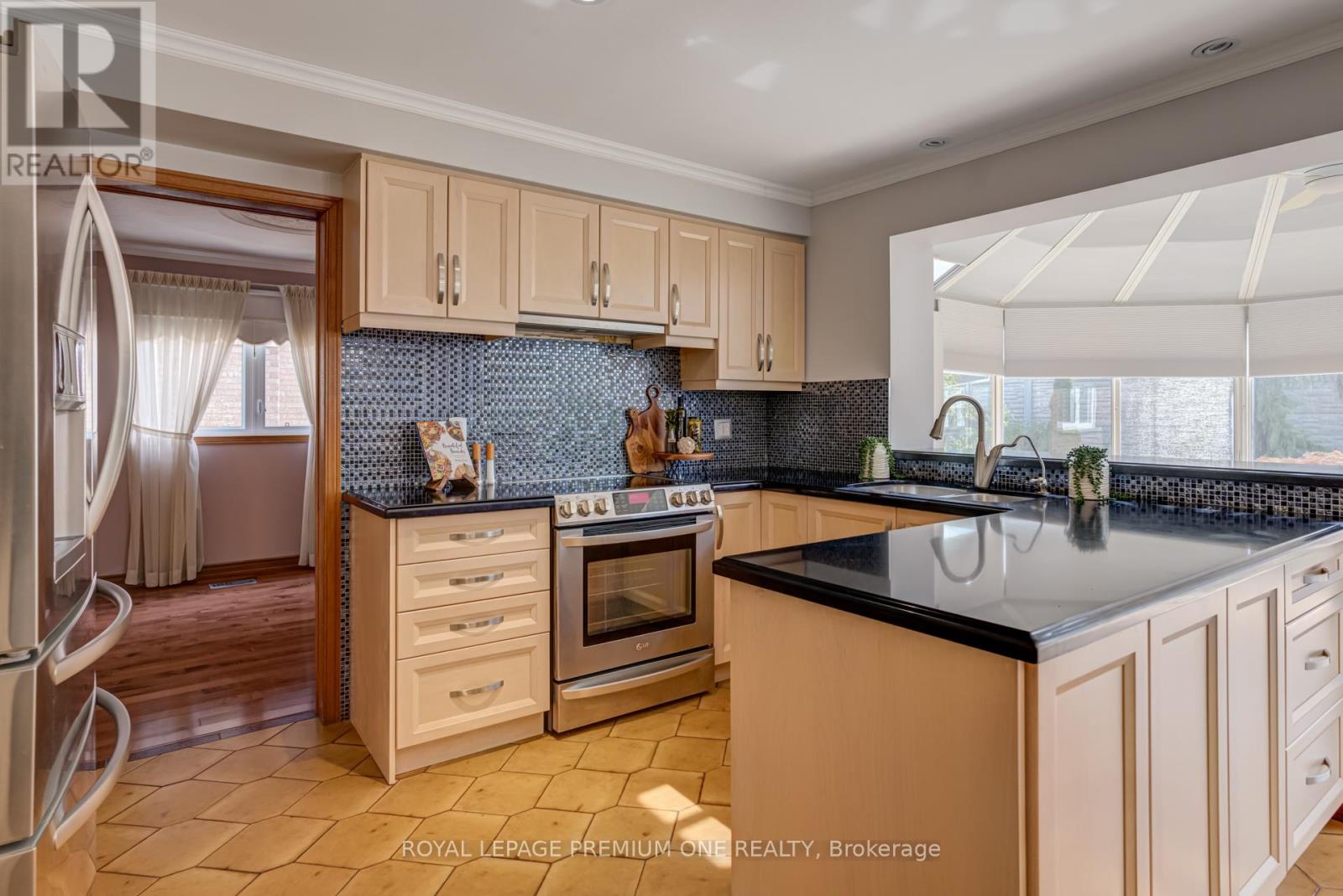 41 Whitley Avenue, Toronto, Ontario  M3K 1A1 - Photo 13 - W12417098