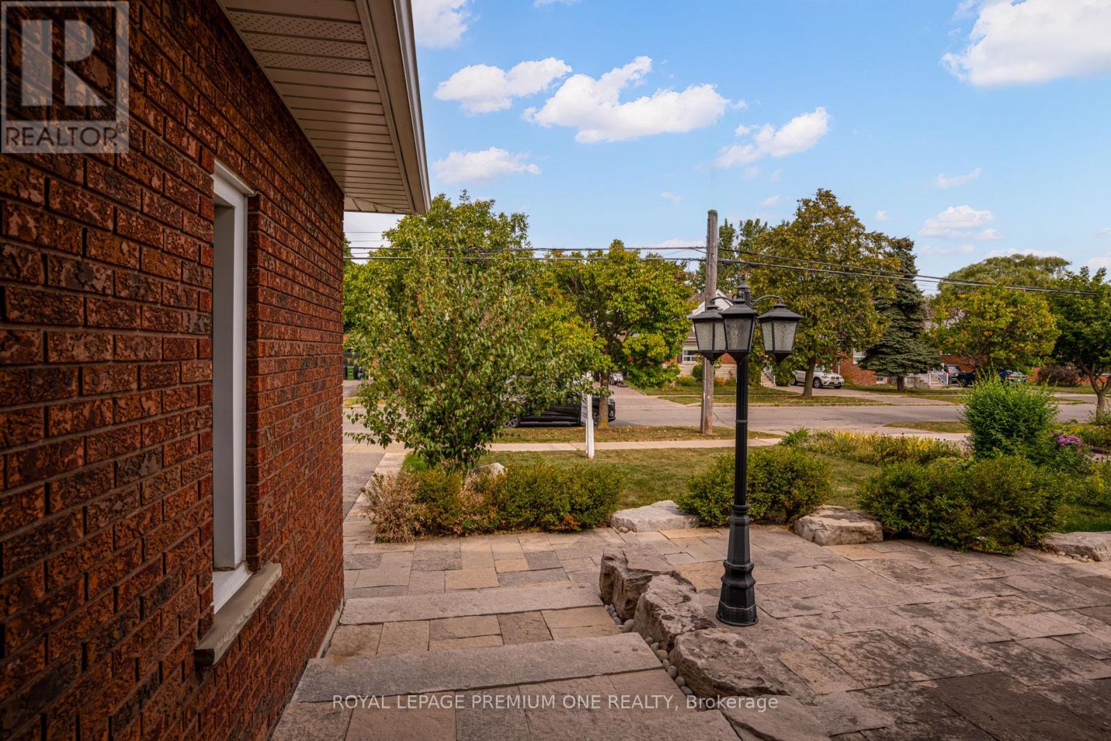 41 Whitley Avenue, Toronto, Ontario  M3K 1A1 - Photo 4 - W12417098