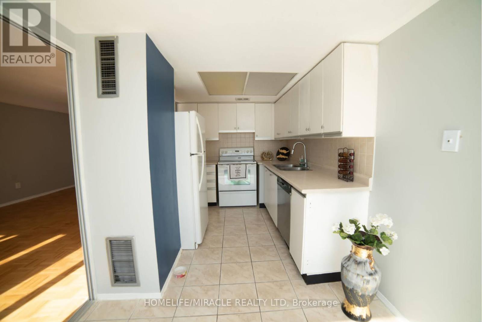 404 - 10 Markbrook Lane, Toronto, Ontario  M9V 5E3 - Photo 10 - W12420182