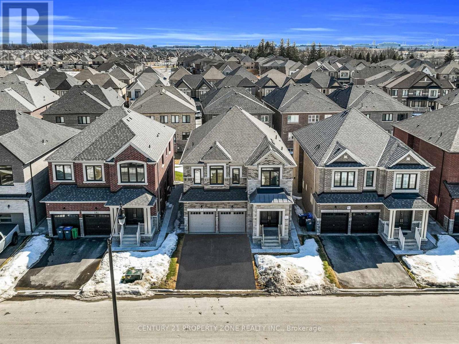 33 Gladmary Drive, Brampton, Ontario  L6Y 6K9 - Photo 4 - W12420187