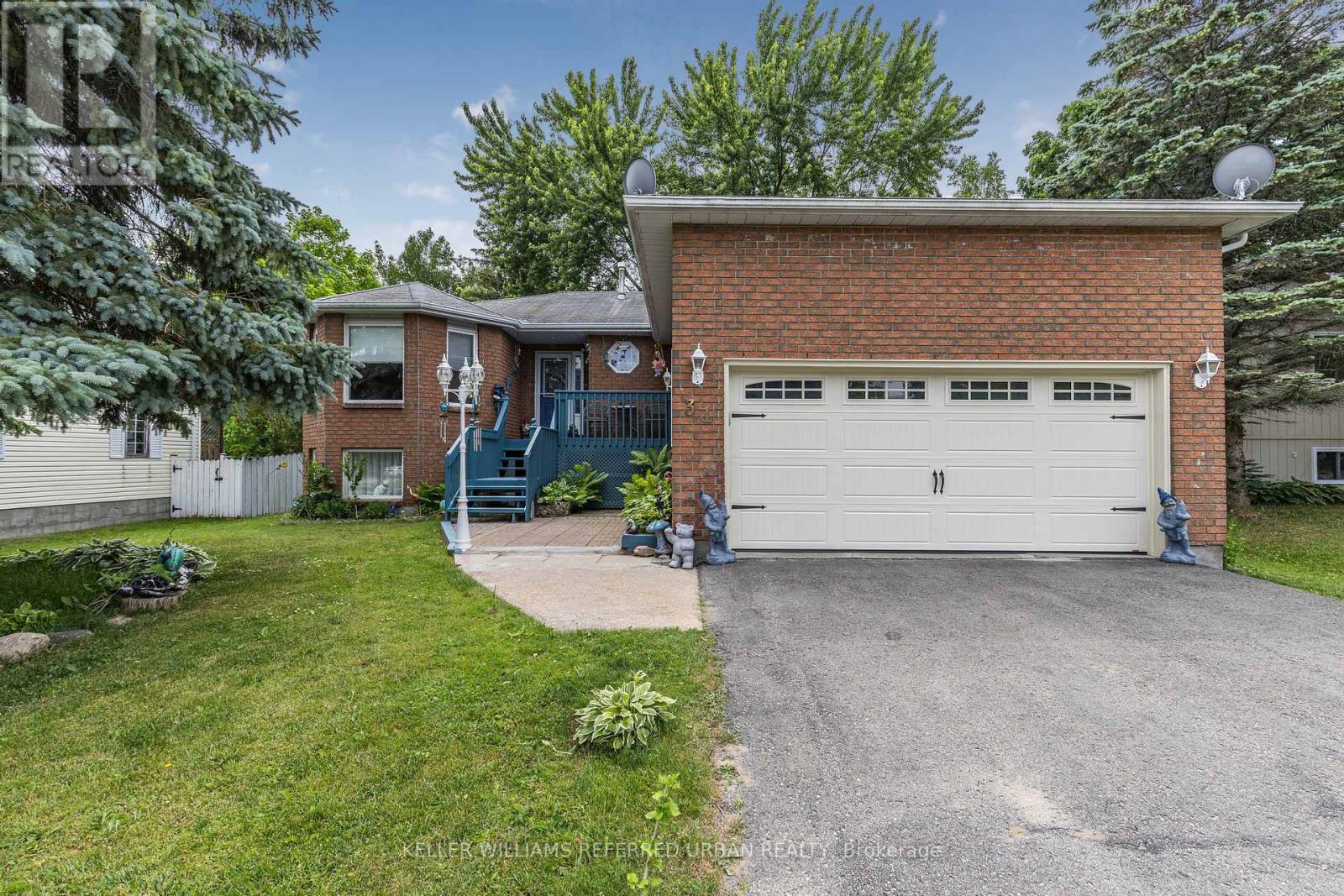 31 John Dillingno Street, Tay, Ontario  L0K 2A0 - Photo 2 - S12420221