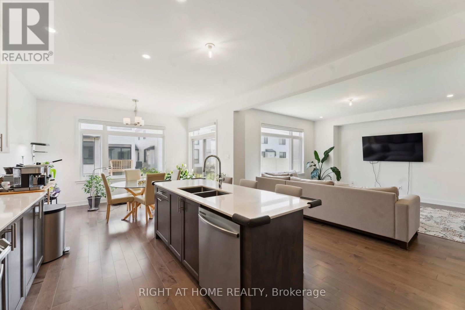848 Beckton Heights S, Ottawa, Ontario  K2S 2X9 - Photo 9 - X12420229