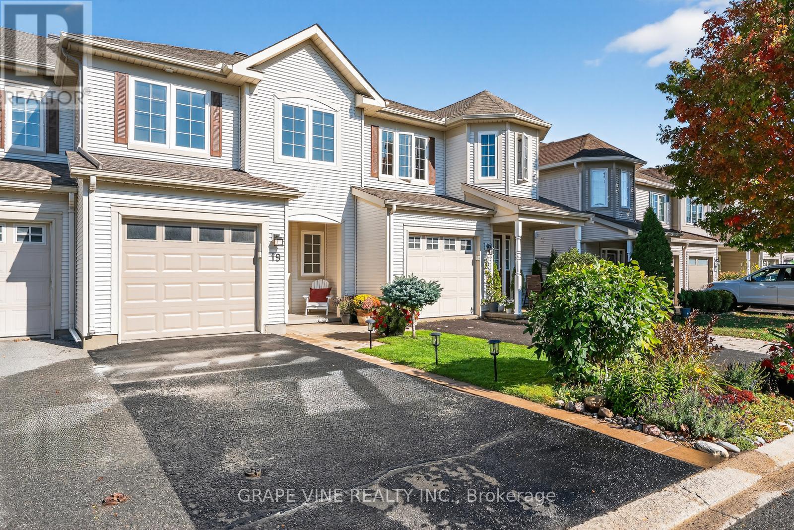 19 Fieldberry Private, Ottawa, Ontario  K2J 5E7 - Photo 2 - X12420267