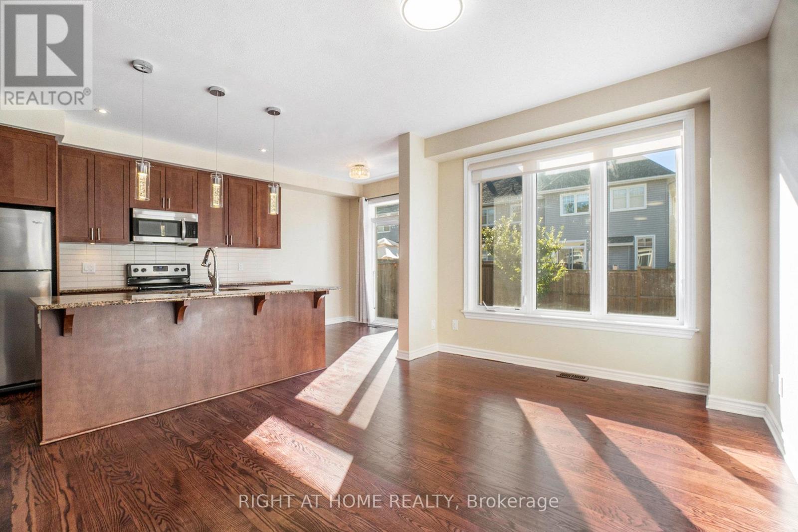 928 Bunchberry Way, Ottawa, Ontario  K1T 0L6 - Photo 11 - X12420281