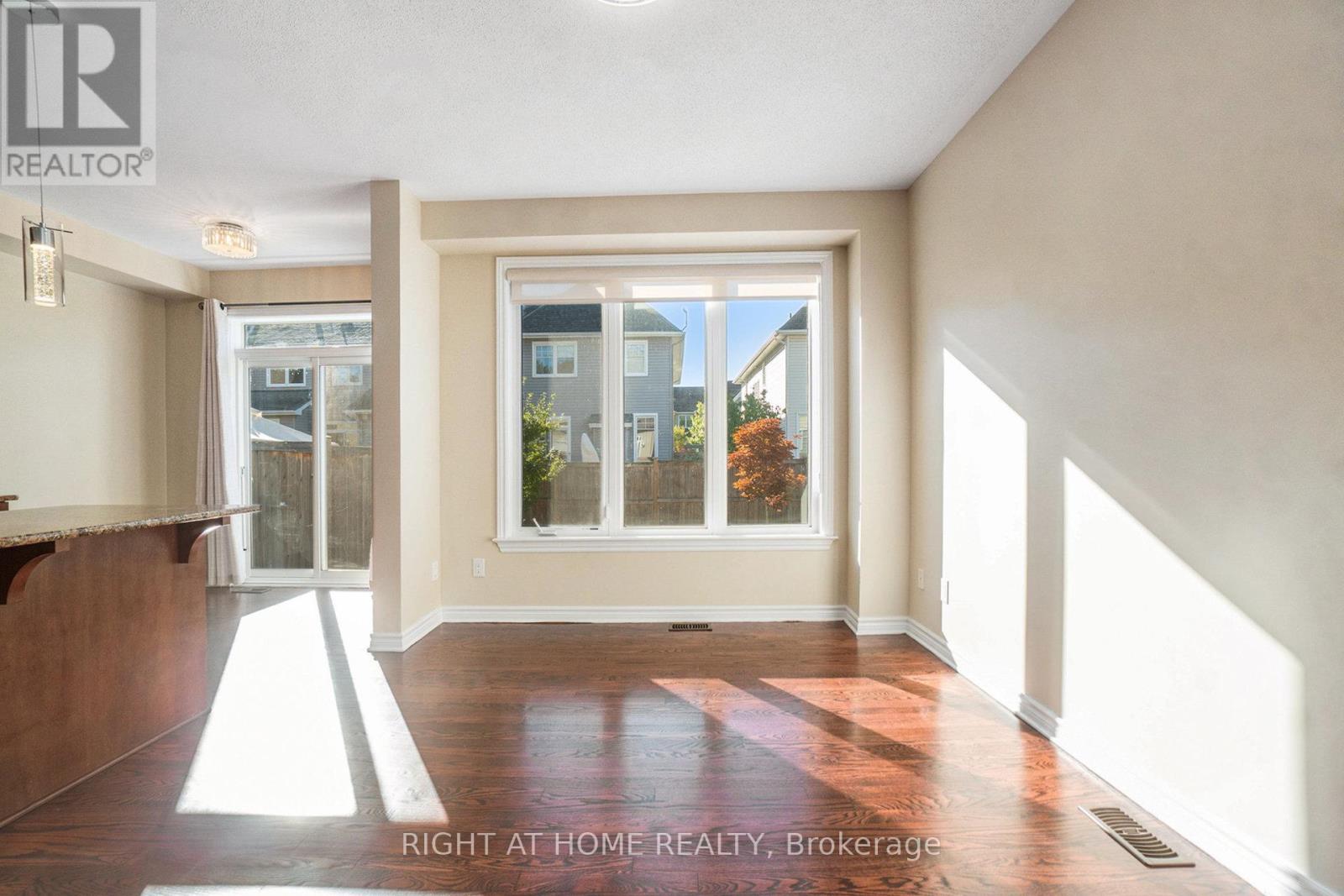 928 Bunchberry Way, Ottawa, Ontario  K1T 0L6 - Photo 12 - X12420281