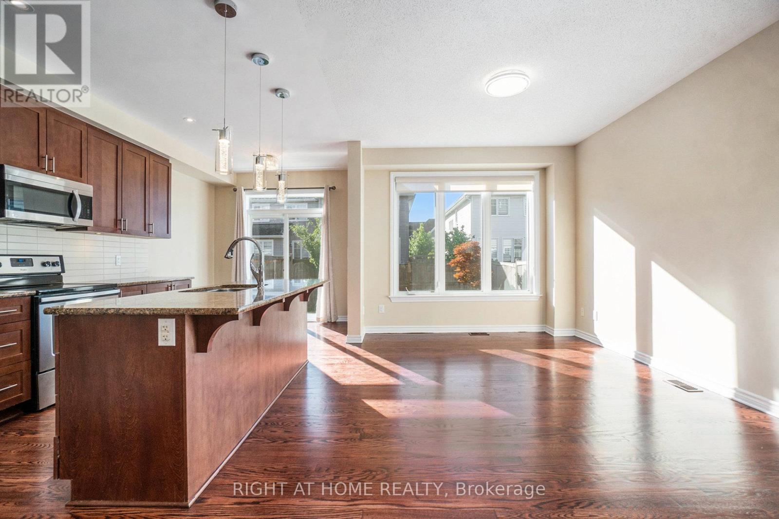 928 Bunchberry Way, Ottawa, Ontario  K1T 0L6 - Photo 13 - X12420281
