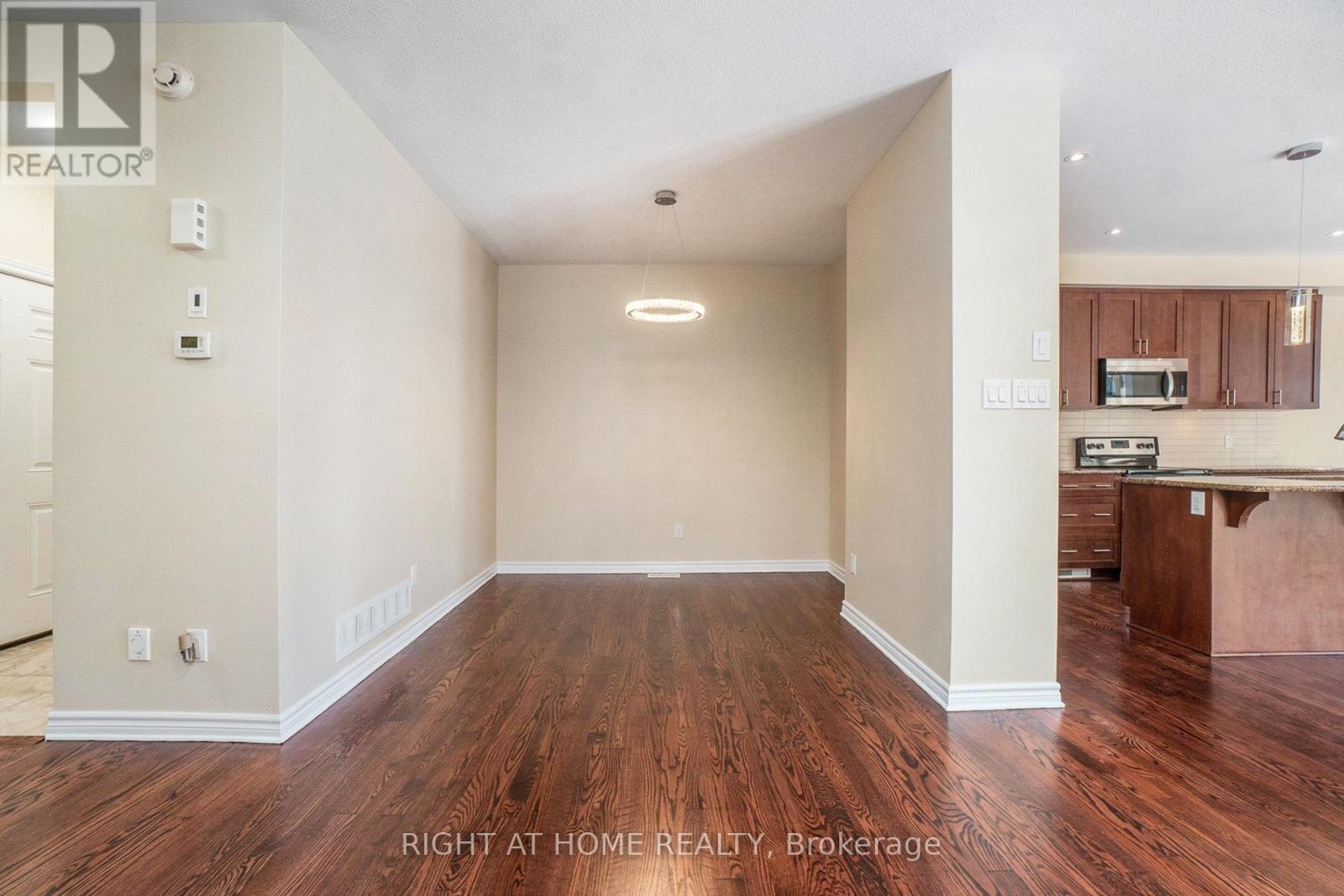 928 Bunchberry Way, Ottawa, Ontario  K1T 0L6 - Photo 16 - X12420281