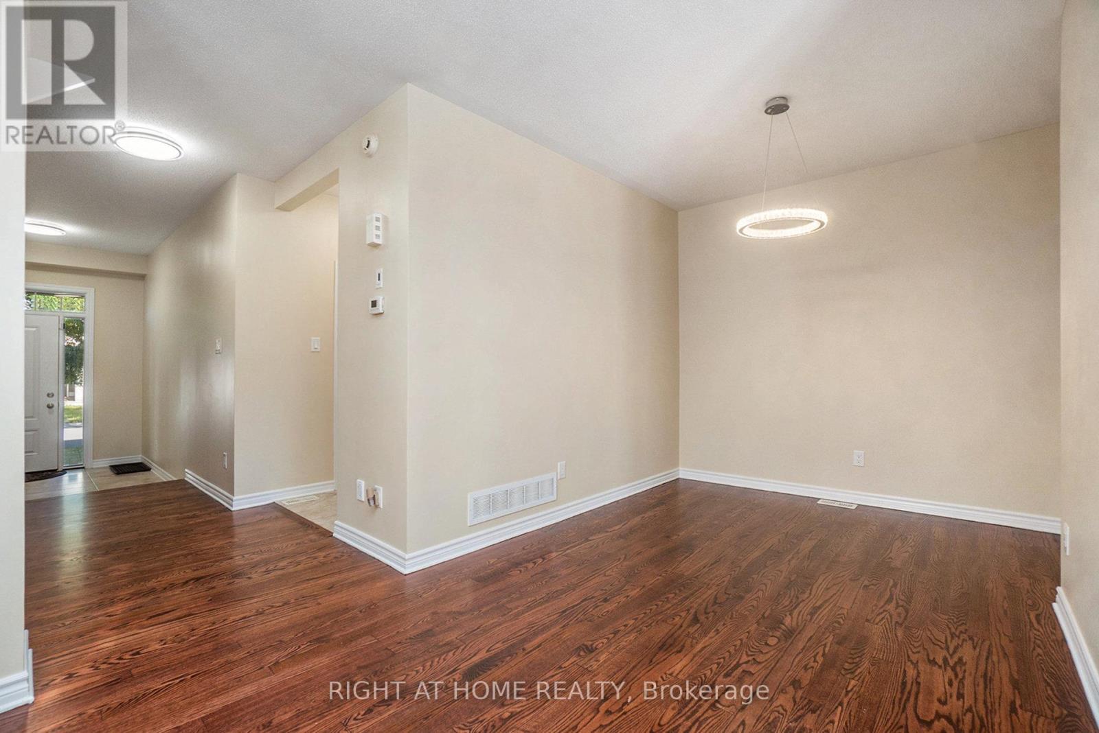 928 Bunchberry Way, Ottawa, Ontario  K1T 0L6 - Photo 17 - X12420281