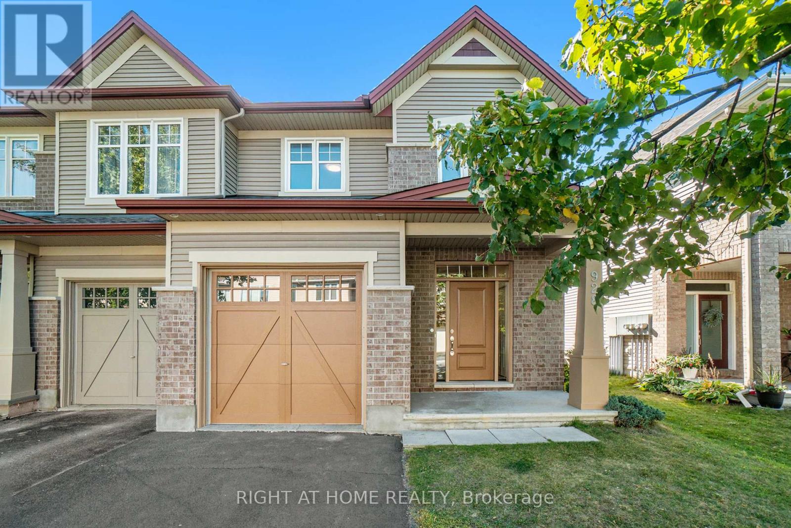 928 Bunchberry Way, Ottawa, Ontario  K1T 0L6 - Photo 2 - X12420281