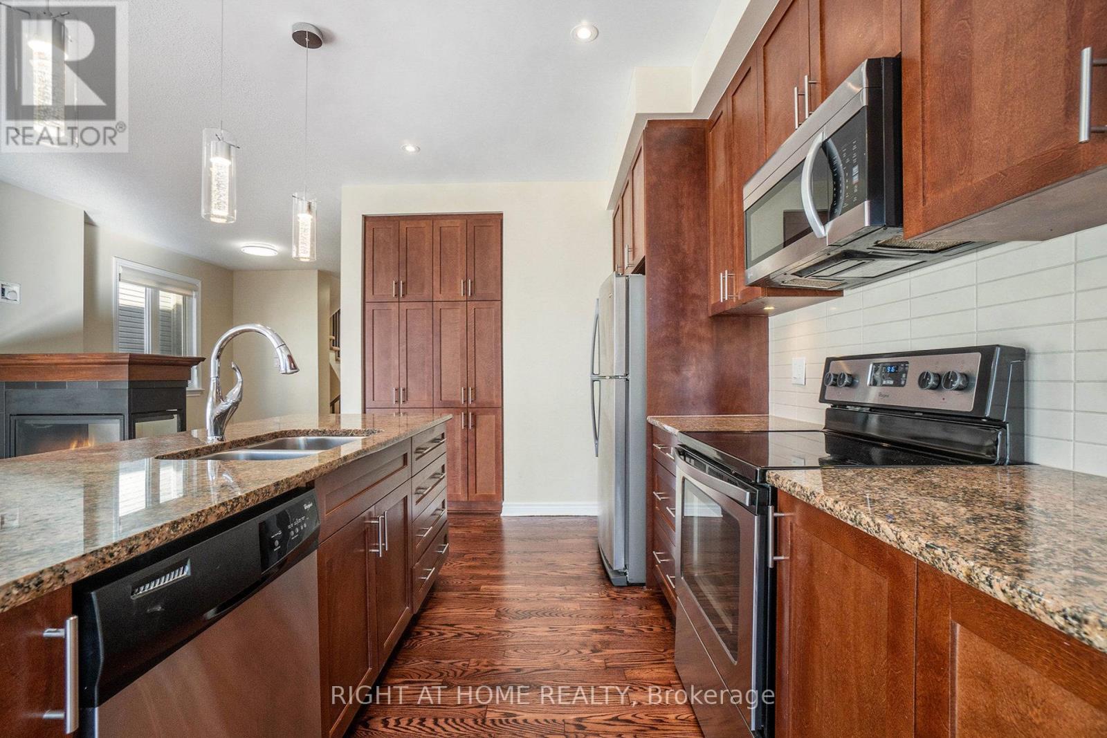 928 Bunchberry Way, Ottawa, Ontario  K1T 0L6 - Photo 20 - X12420281