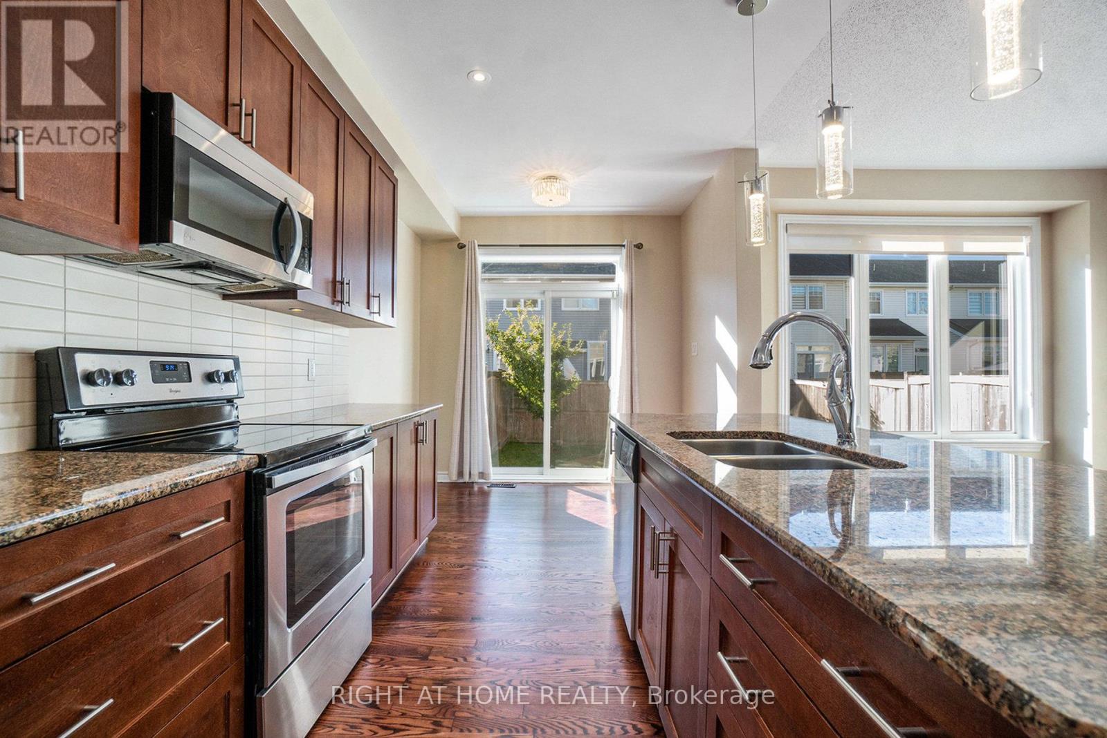 928 Bunchberry Way, Ottawa, Ontario  K1T 0L6 - Photo 24 - X12420281