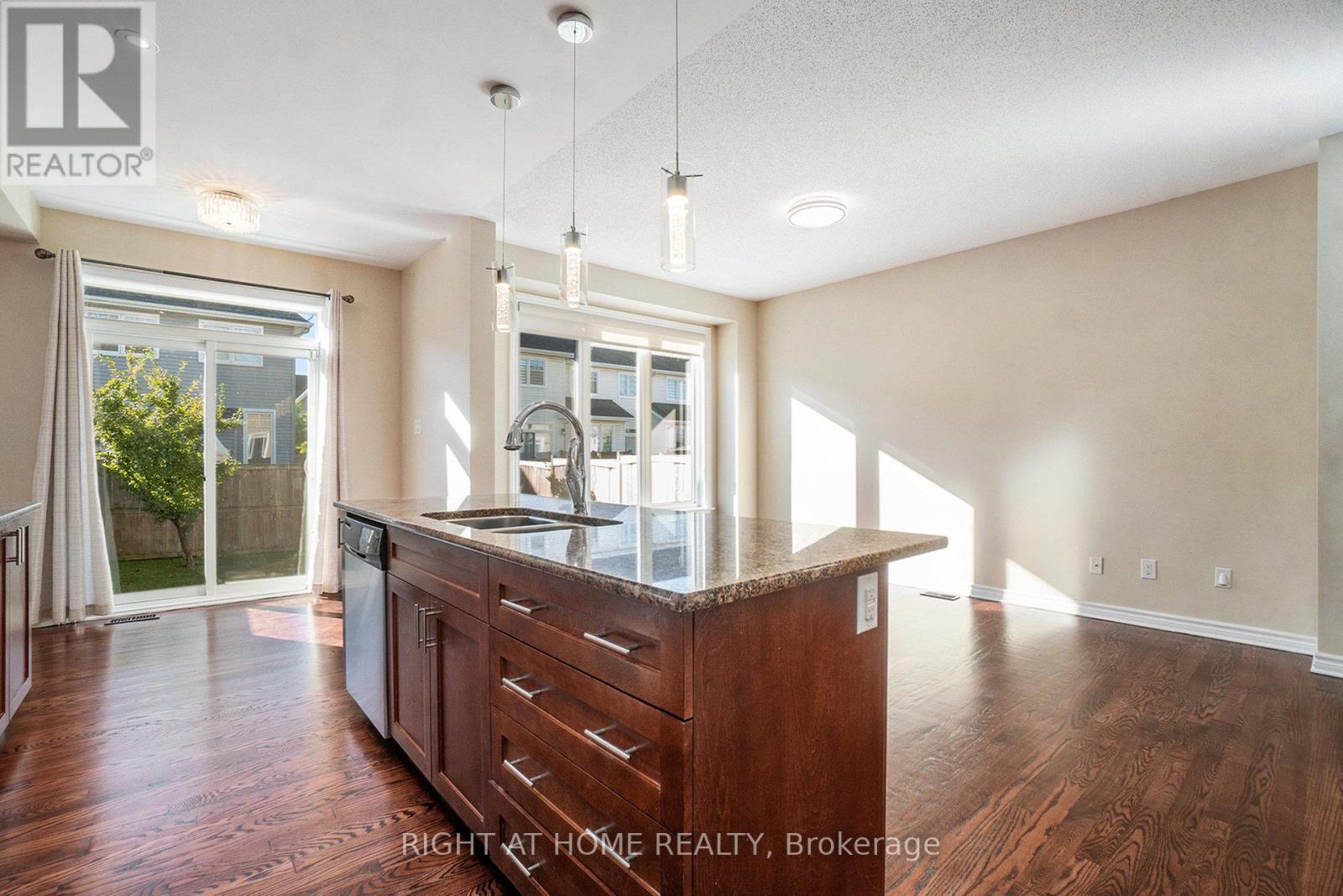 928 Bunchberry Way, Ottawa, Ontario  K1T 0L6 - Photo 25 - X12420281