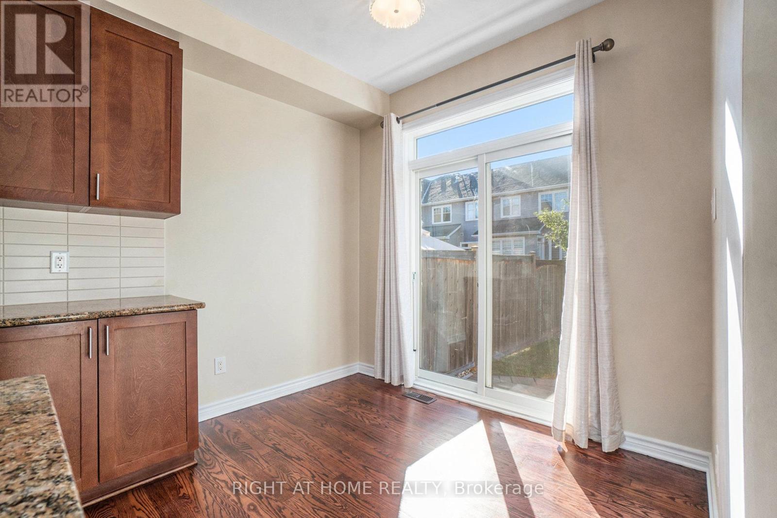 928 Bunchberry Way, Ottawa, Ontario  K1T 0L6 - Photo 28 - X12420281