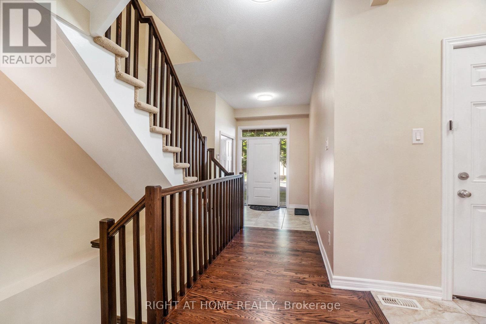 928 Bunchberry Way, Ottawa, Ontario  K1T 0L6 - Photo 4 - X12420281