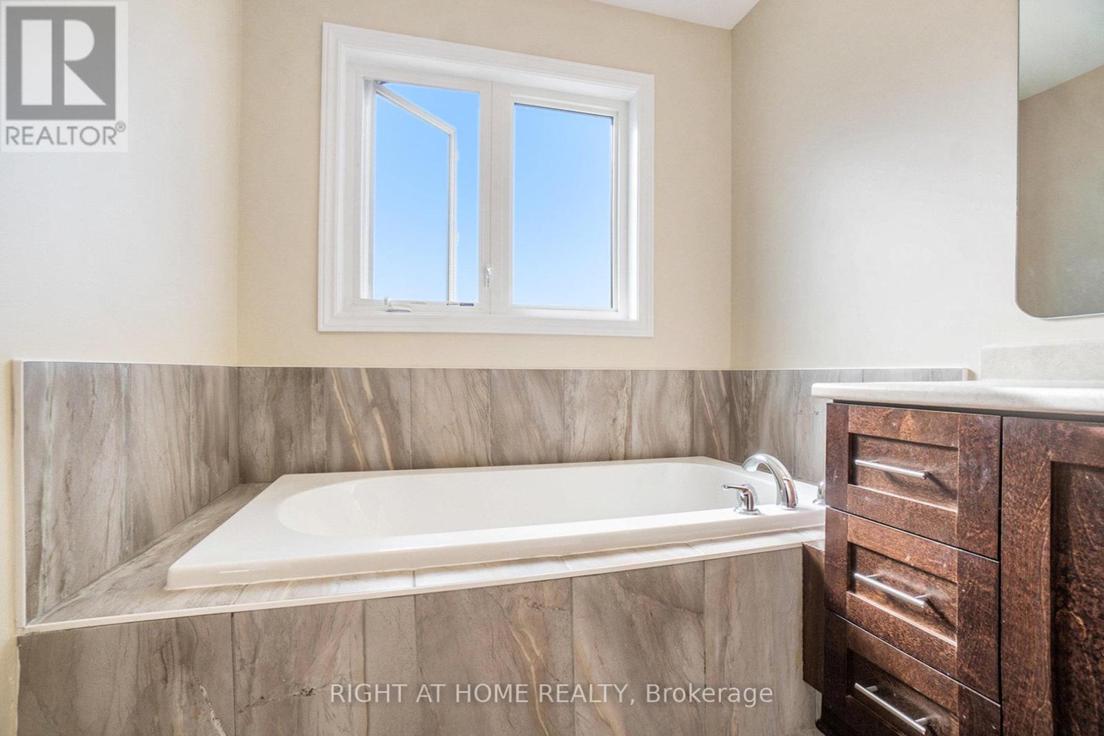 928 Bunchberry Way, Ottawa, Ontario  K1T 0L6 - Photo 44 - X12420281