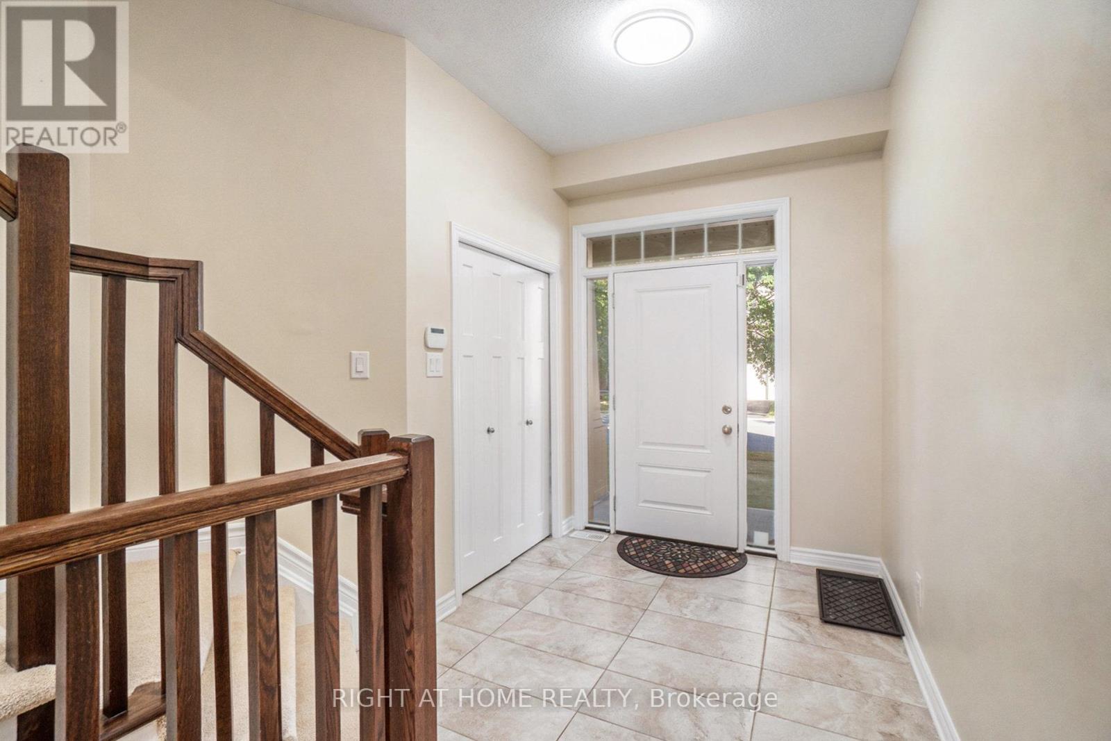 928 Bunchberry Way, Ottawa, Ontario  K1T 0L6 - Photo 5 - X12420281