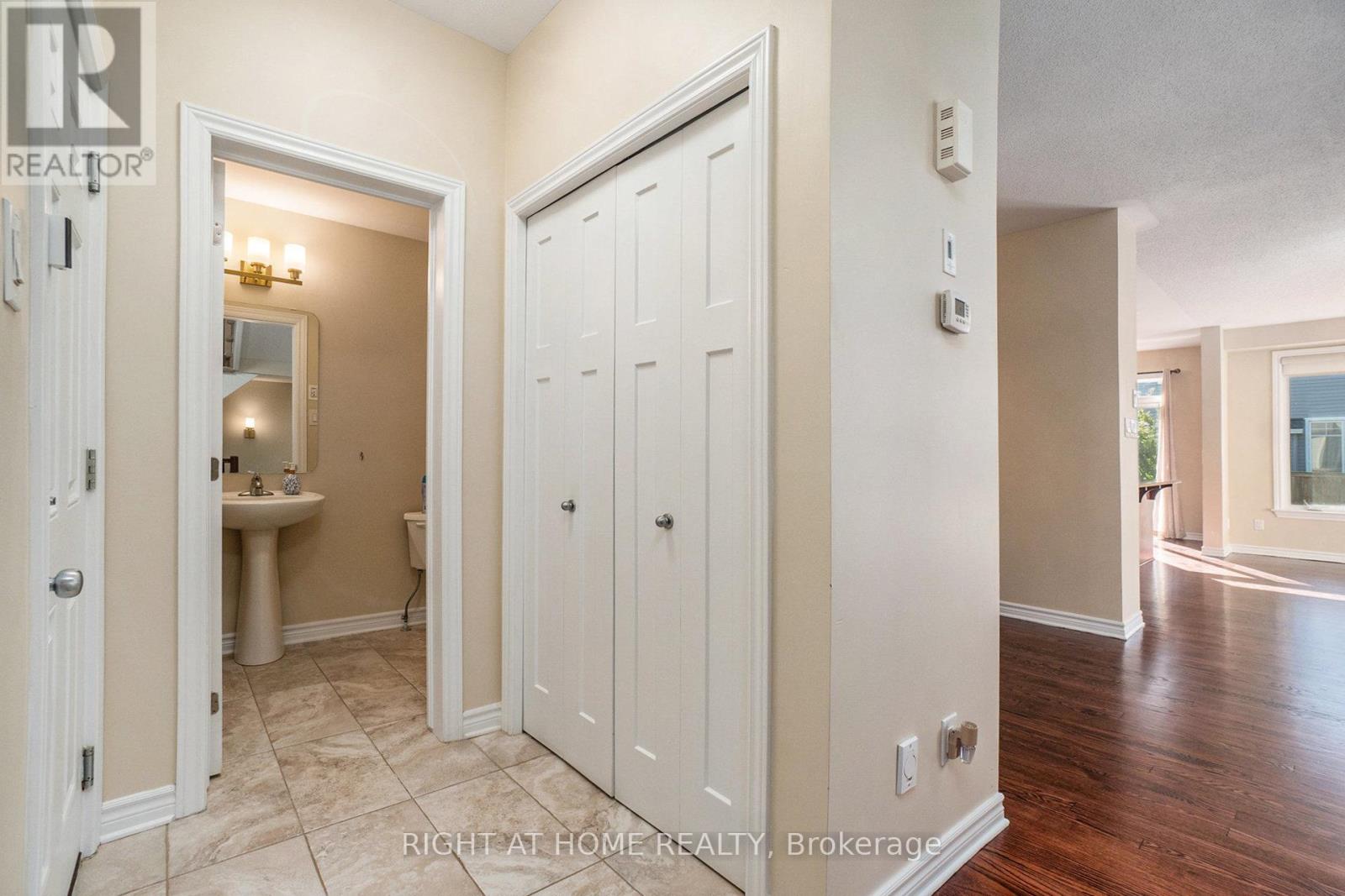 928 Bunchberry Way, Ottawa, Ontario  K1T 0L6 - Photo 8 - X12420281