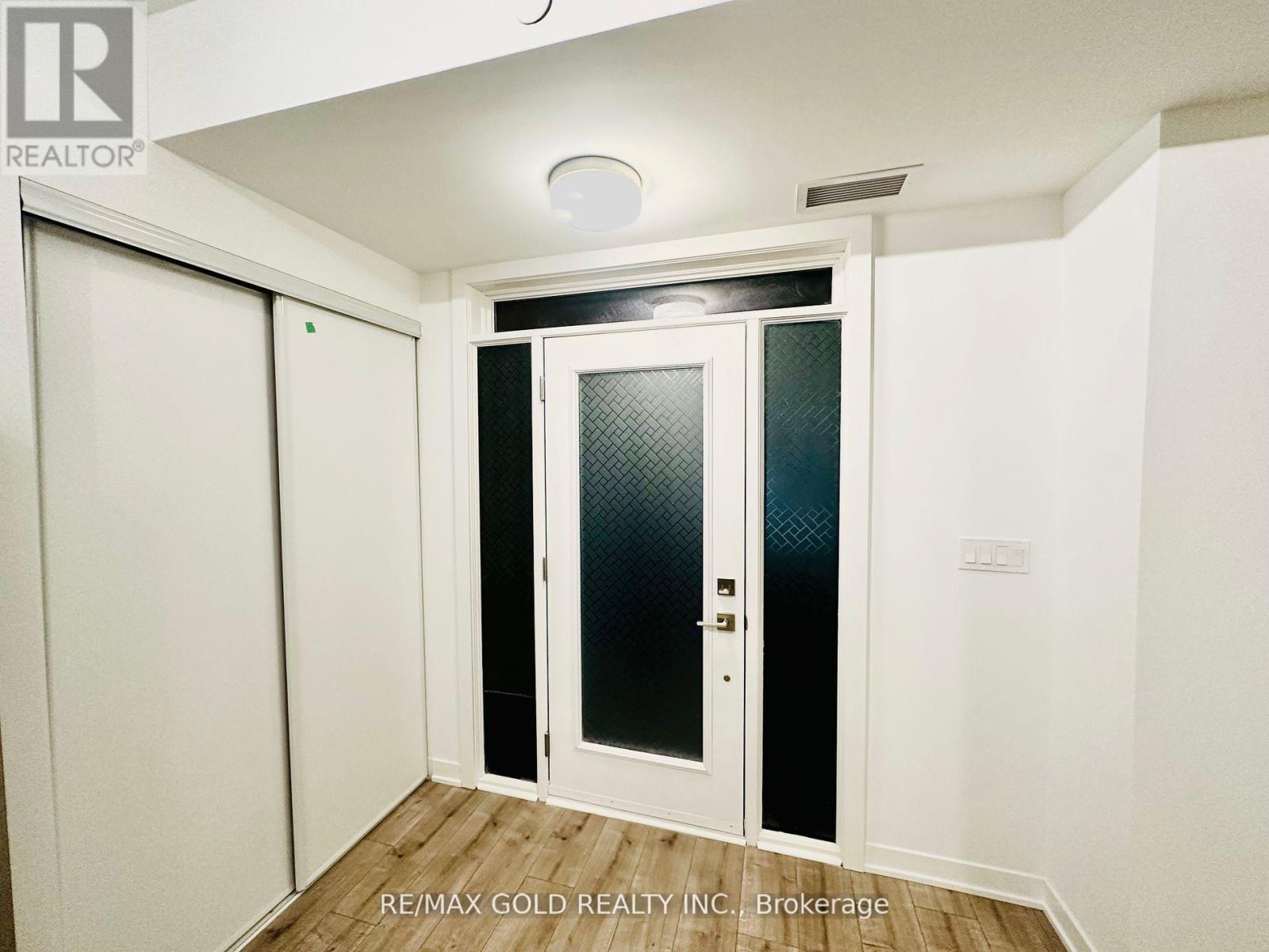 13 - 4015 Hickory Drive, Mississauga, Ontario  L4W 1L1 - Photo 2 - W12420231