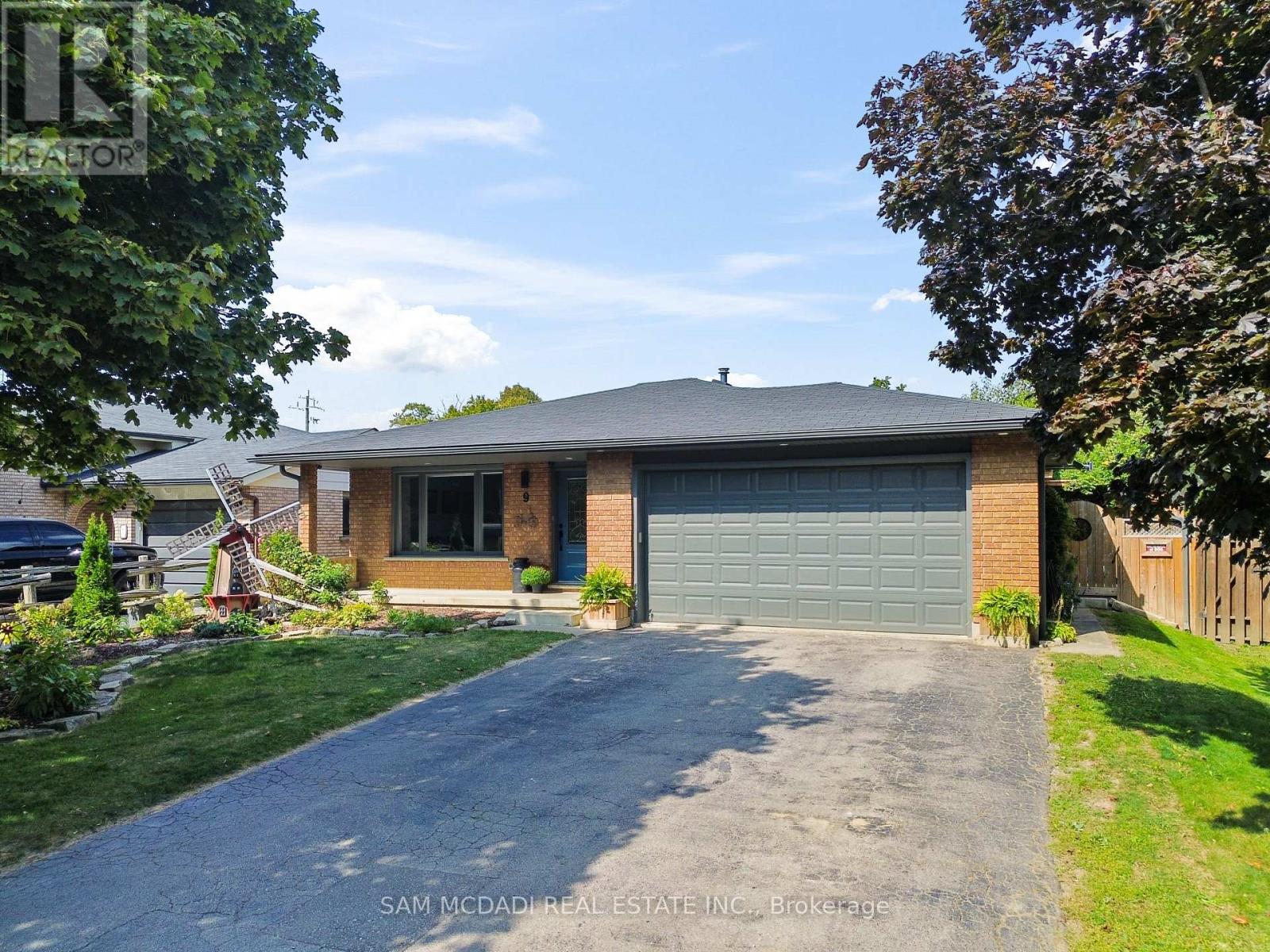 9 Rosewood Court, Brantford, Ontario  N3R 7C9 - Photo 3 - X12420279