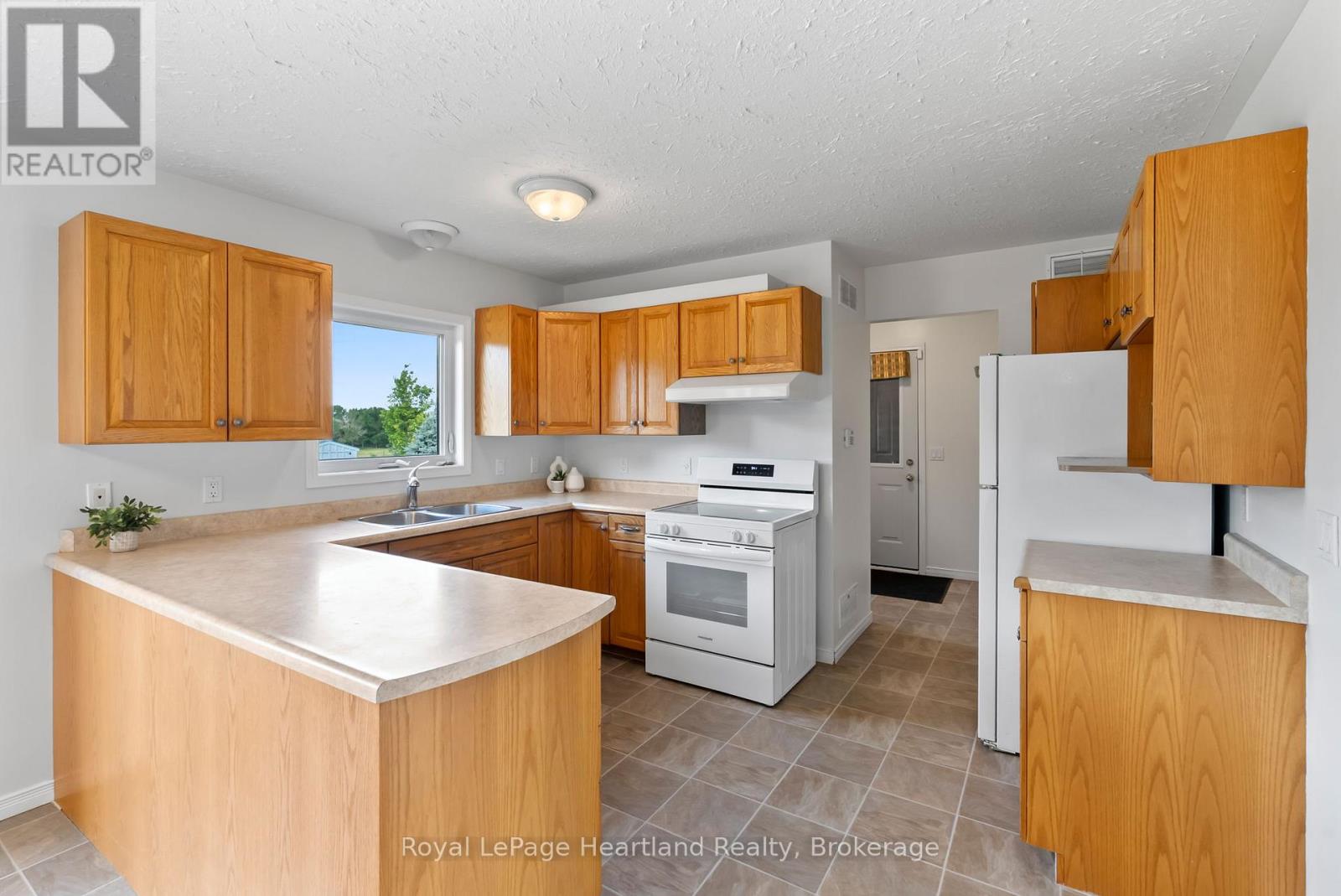 214 Margaret Street S, Minto, Ontario  N0G 1Z0 - Photo 9 - X12410349