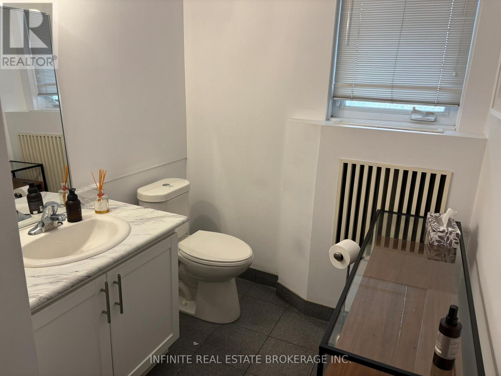 200 - 12 Lawton Boulevard, Toronto, Ontario  M4V 1Z4 - Photo 9 - C12420322