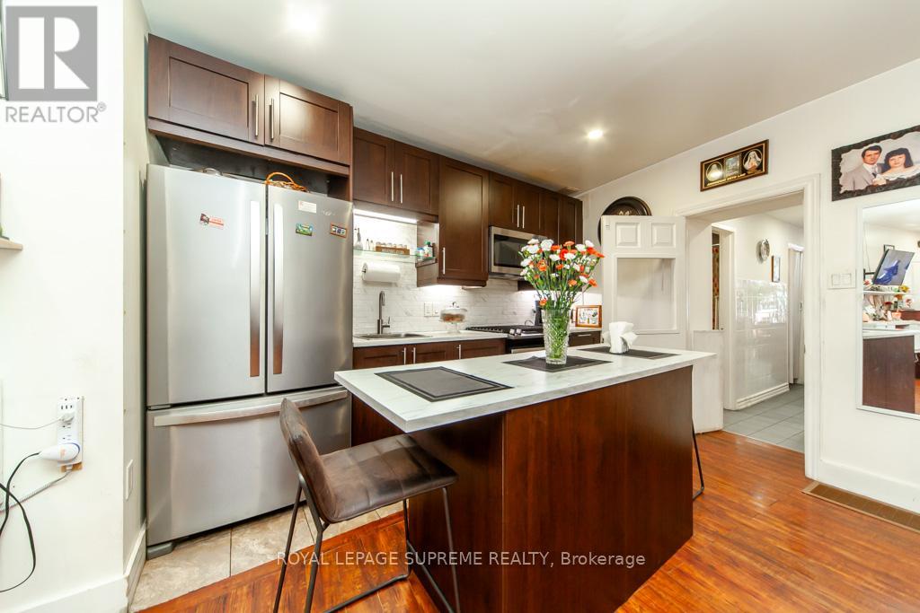 529 Rogers Road, Toronto, Ontario  M6M 1B4 - Photo 8 - W12367262