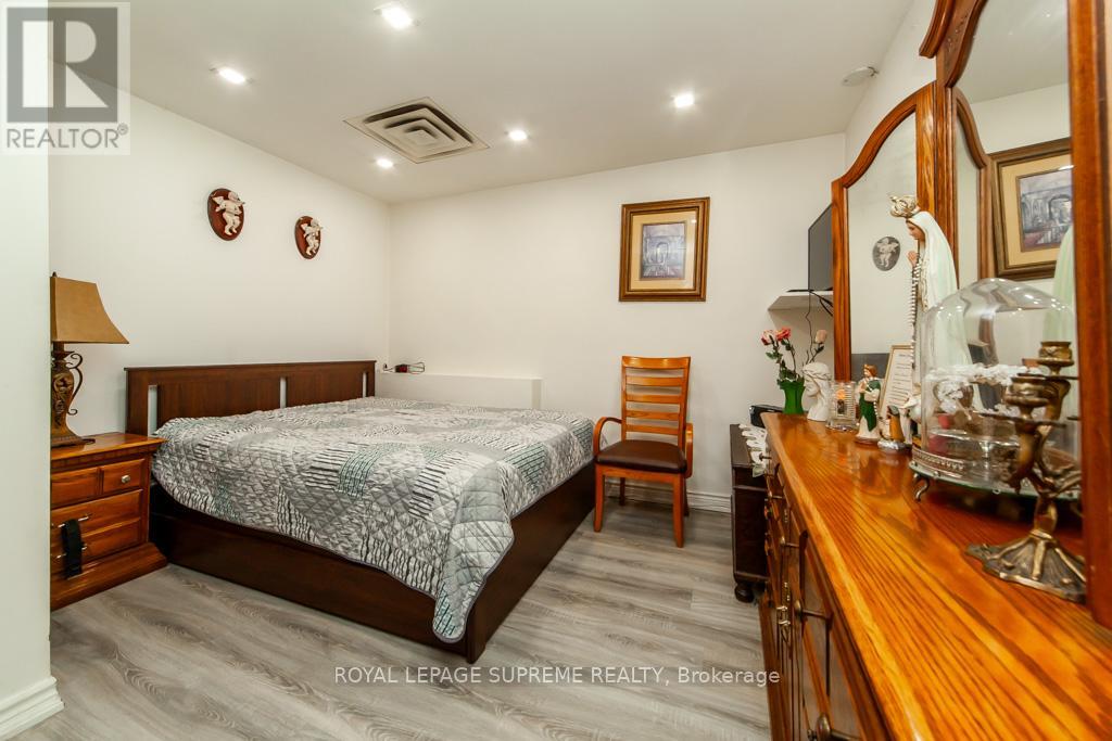 529 Rogers Road, Toronto, Ontario  M6M 1B4 - Photo 9 - W12367262