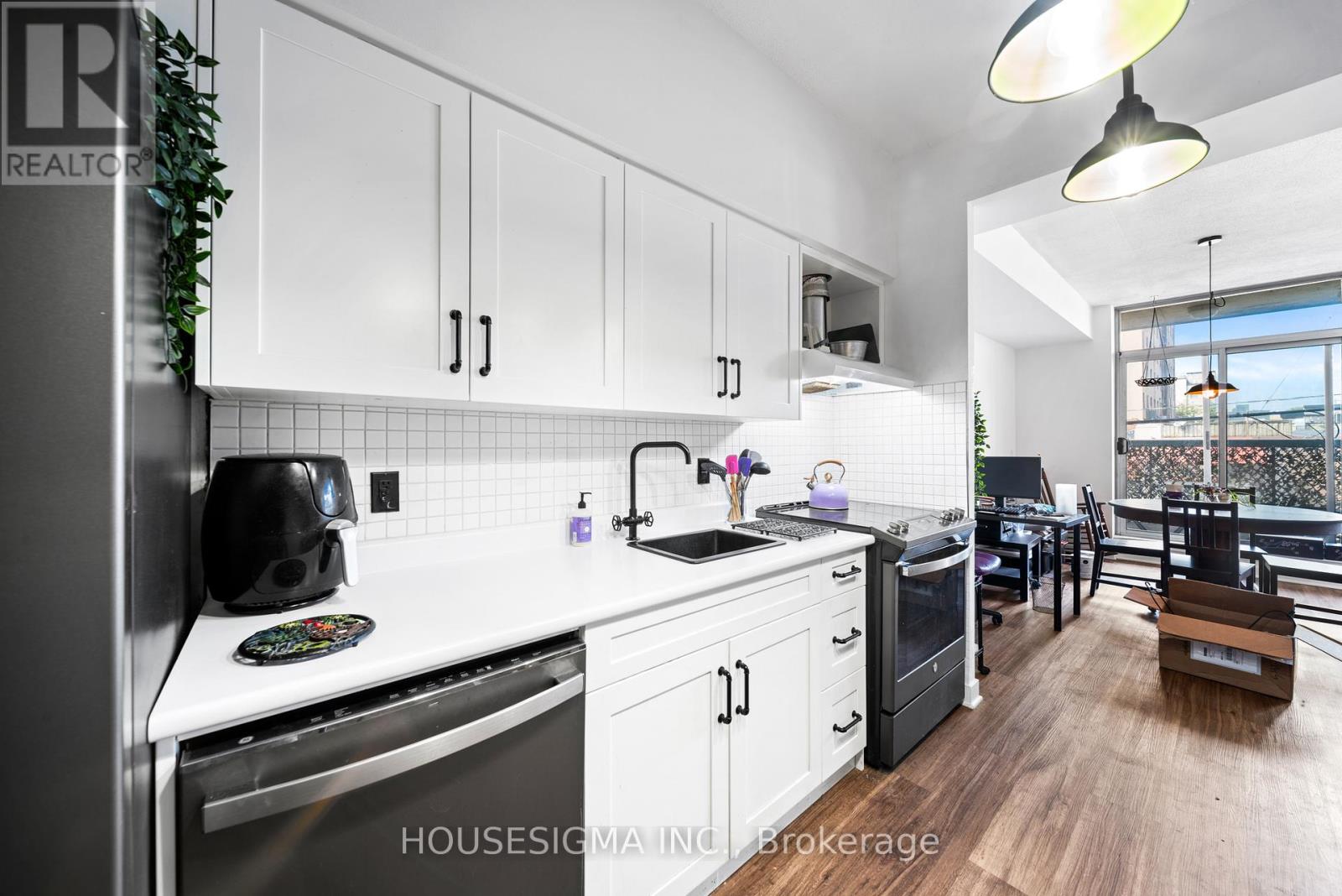 210 - 1375 Dupont Street, Toronto, Ontario  M6H 4J8 - Photo 4 - W12420331