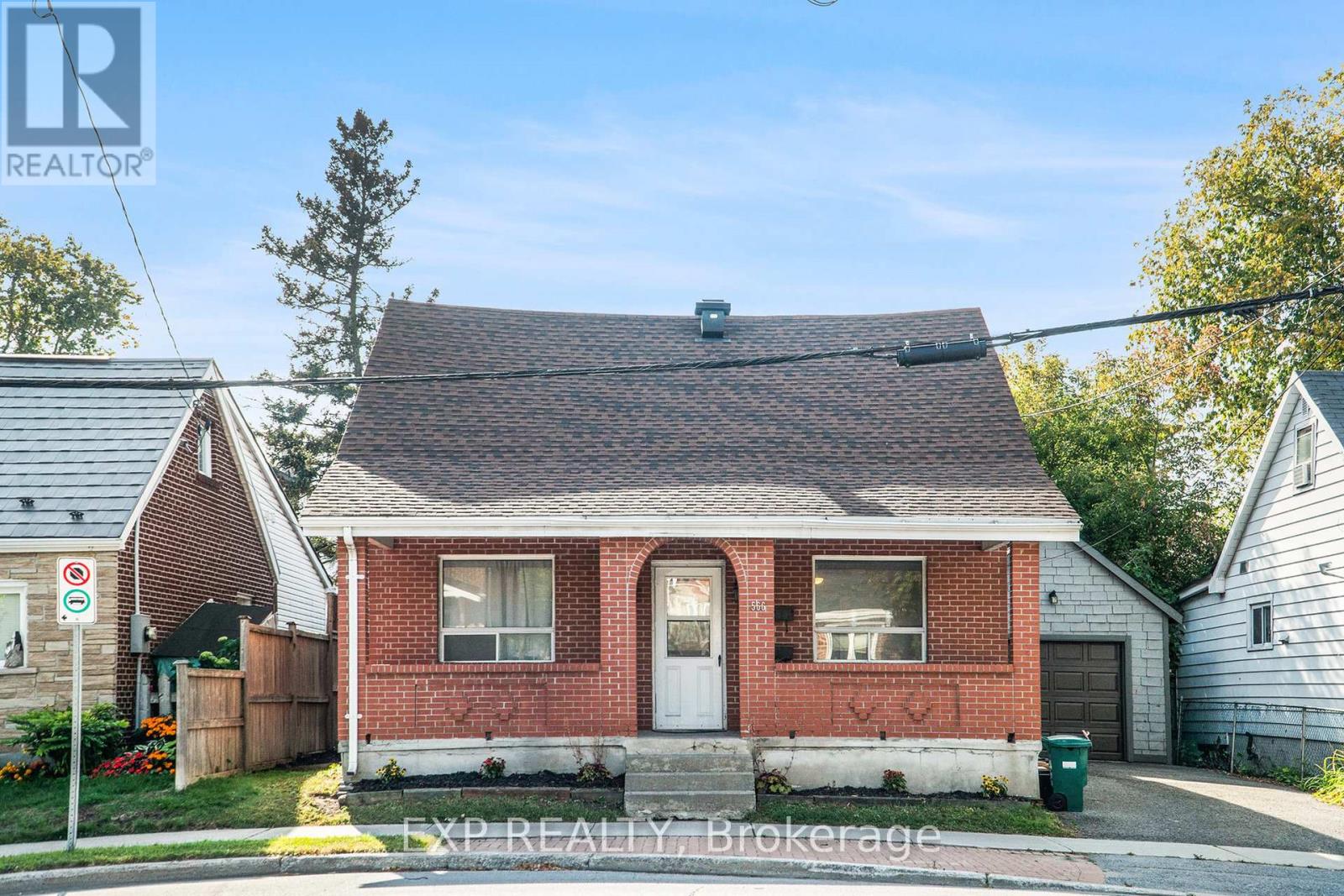 566 Kirkwood Avenue, Ottawa, Ontario  K1Z 5X4 - Photo 2 - X12420375
