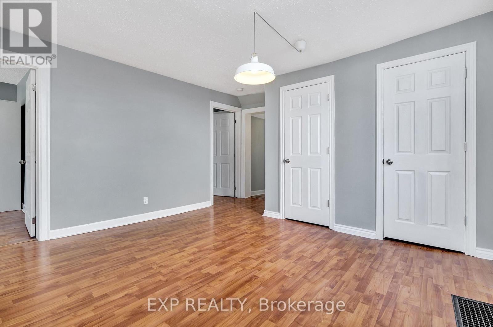 566 Kirkwood Avenue, Ottawa, Ontario  K1Z 5X4 - Photo 4 - X12420375