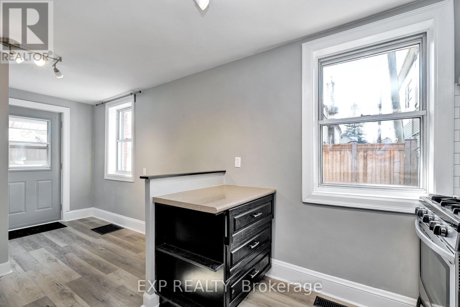 566 Kirkwood Avenue, Ottawa, Ontario  K1Z 5X4 - Photo 8 - X12420375