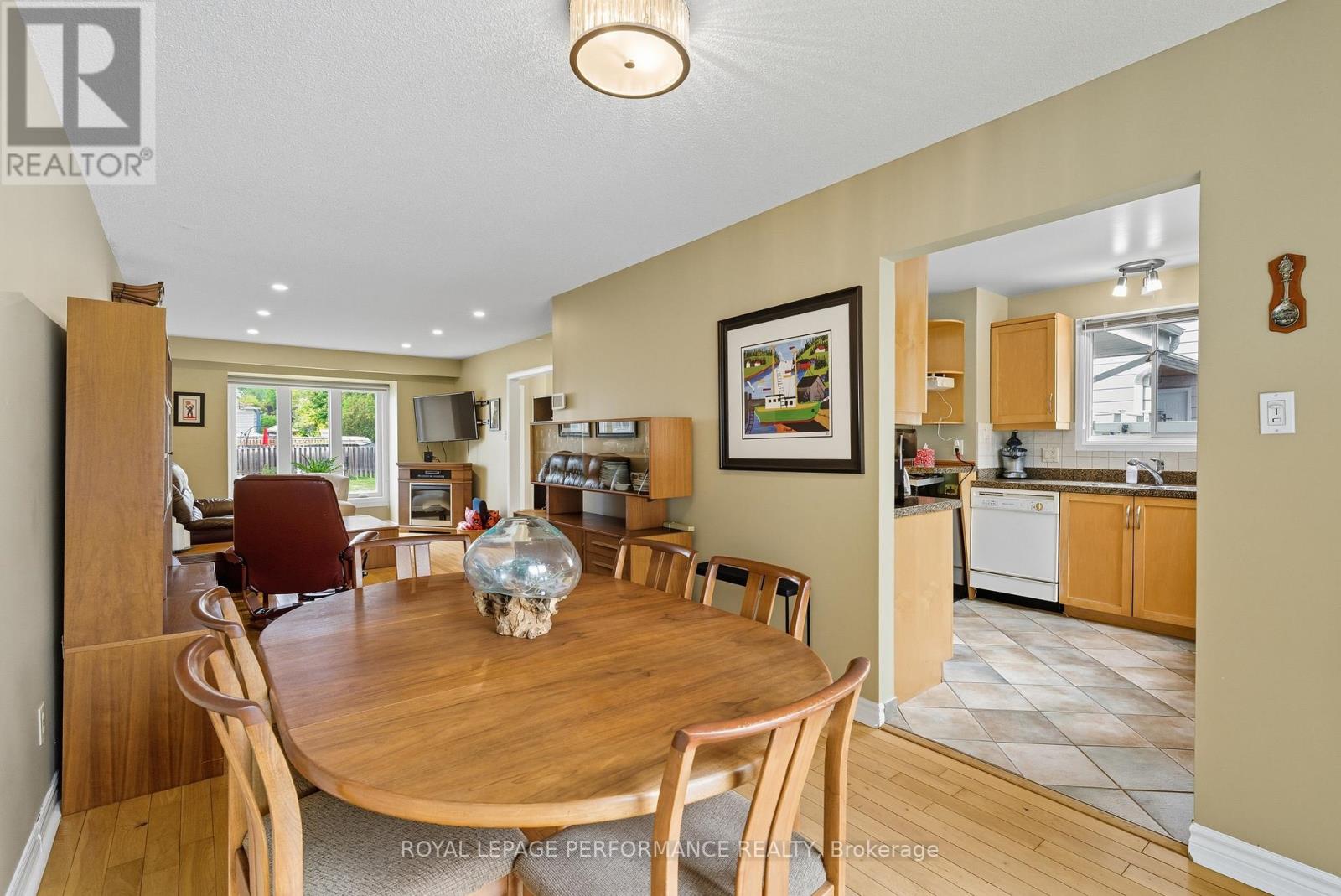 2463 Orient Park Drive, Ottawa, Ontario  K1B 4N2 - Photo 11 - X12418941