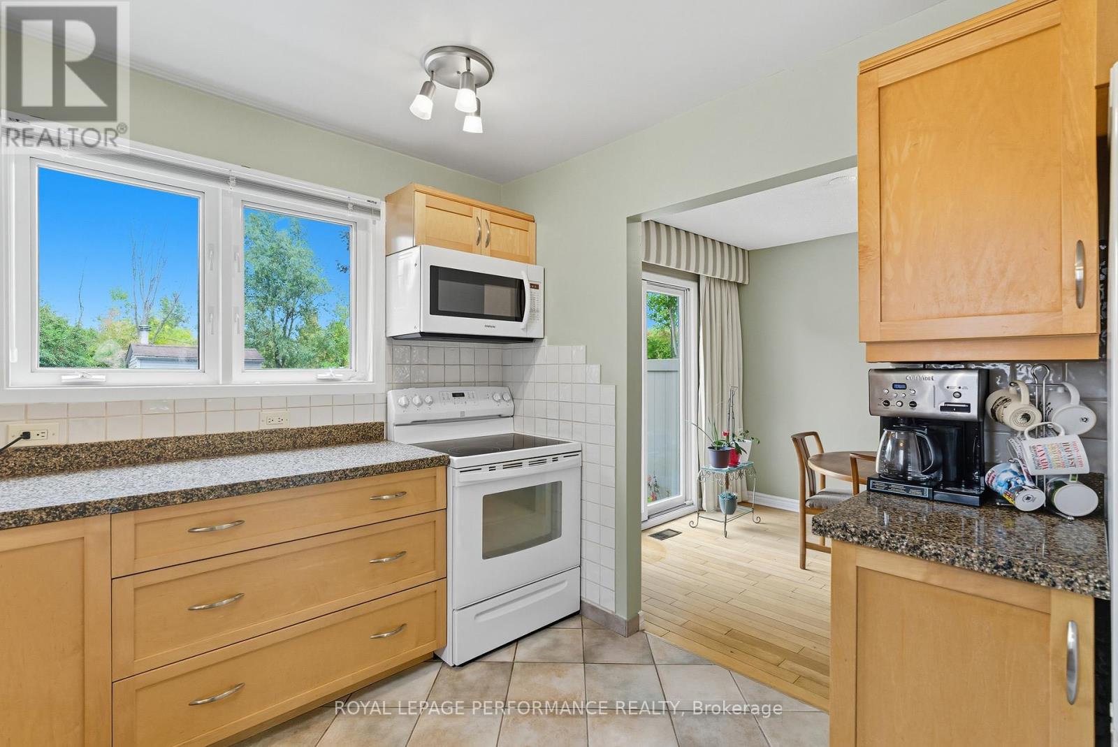 2463 Orient Park Drive, Ottawa, Ontario  K1B 4N2 - Photo 14 - X12418941