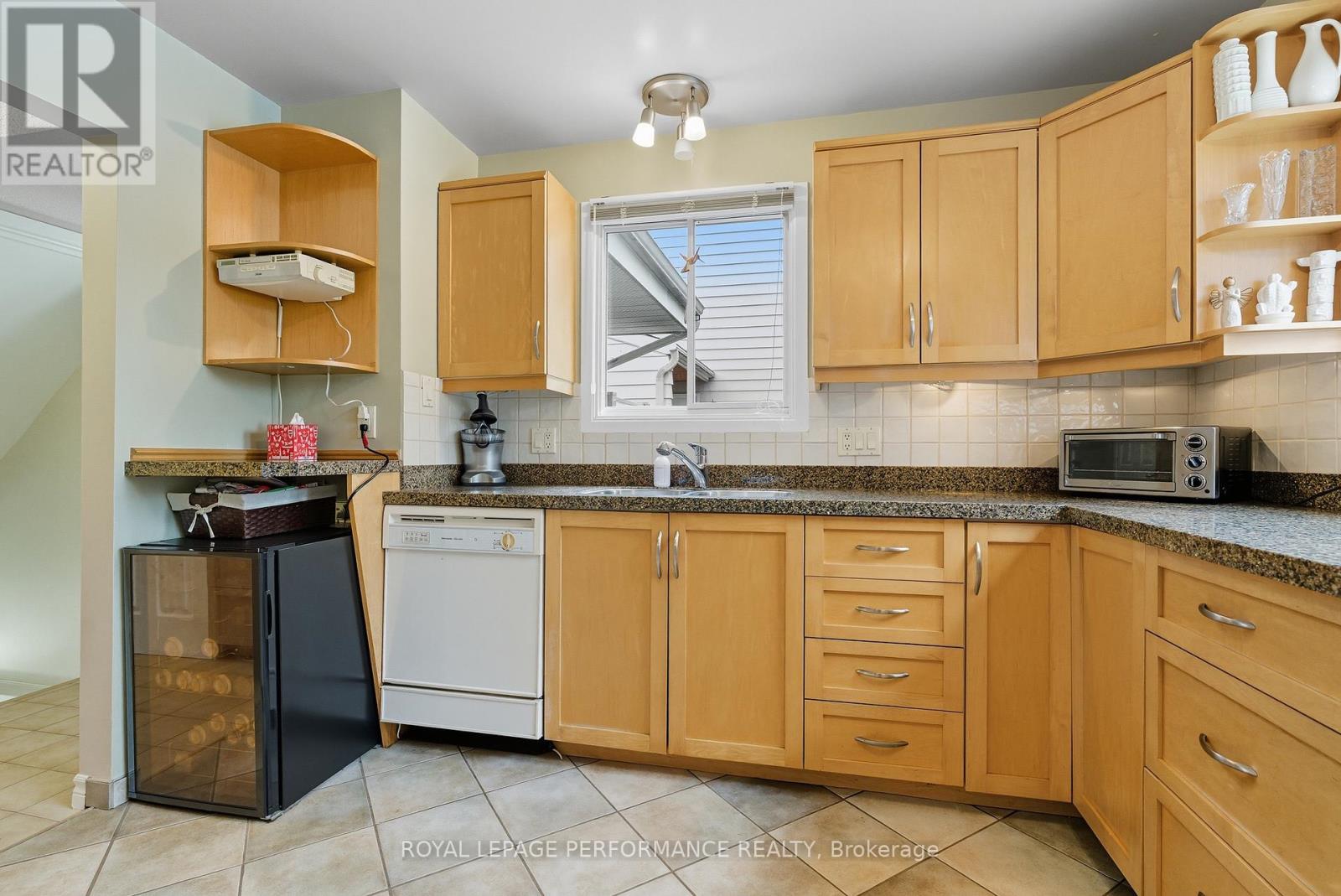 2463 Orient Park Drive, Ottawa, Ontario  K1B 4N2 - Photo 13 - X12418941