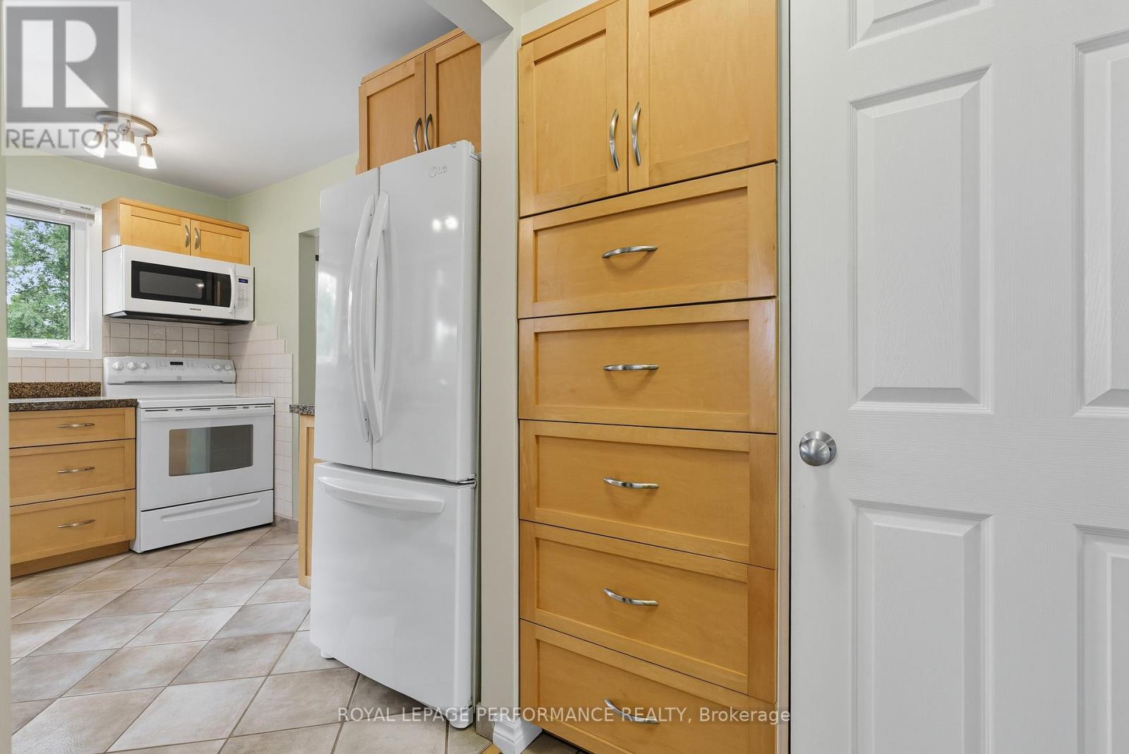 2463 Orient Park Drive, Ottawa, Ontario  K1B 4N2 - Photo 17 - X12418941