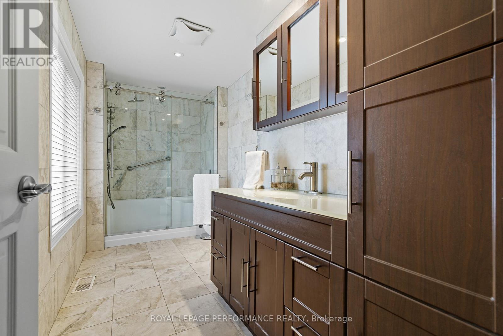 2463 Orient Park Drive, Ottawa, Ontario  K1B 4N2 - Photo 21 - X12418941
