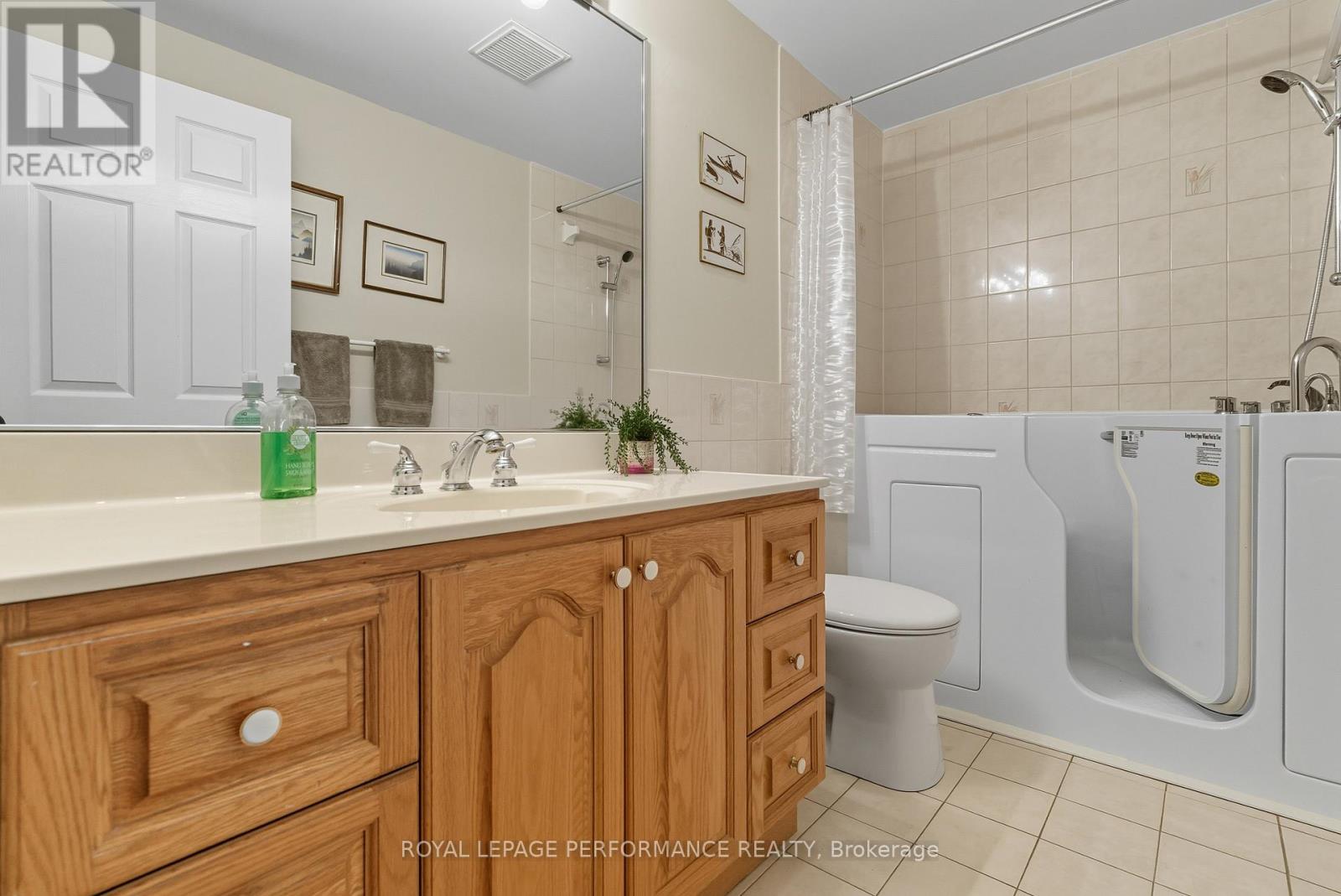 2463 Orient Park Drive, Ottawa, Ontario  K1B 4N2 - Photo 27 - X12418941