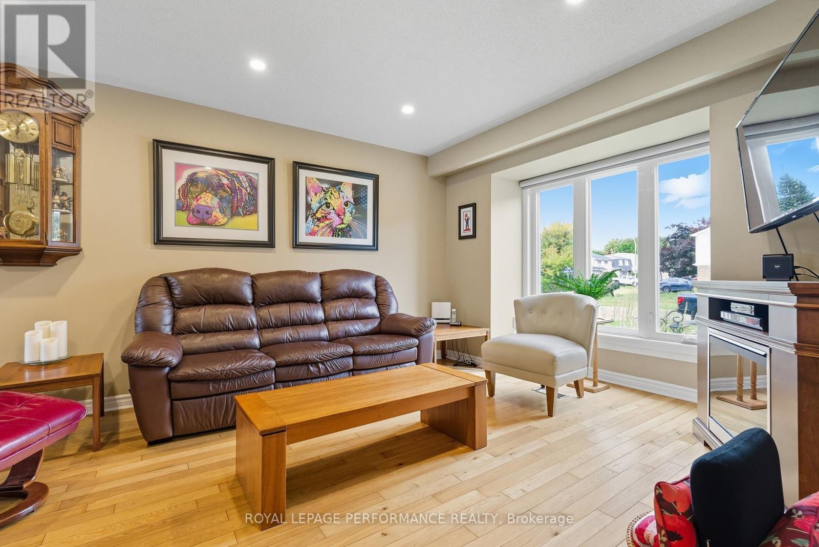 2463 Orient Park Drive, Ottawa, Ontario  K1B 4N2 - Photo 7 - X12418941