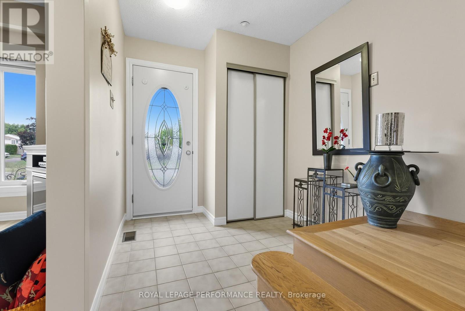 2463 Orient Park Drive, Ottawa, Ontario  K1B 4N2 - Photo 5 - X12418941