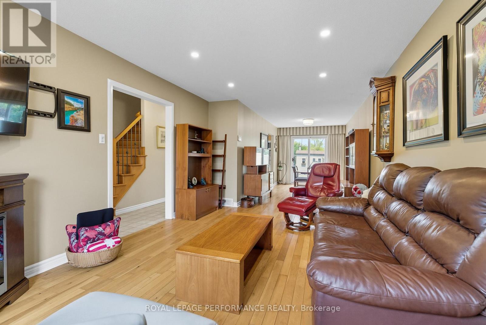 2463 Orient Park Drive, Ottawa, Ontario  K1B 4N2 - Photo 9 - X12418941
